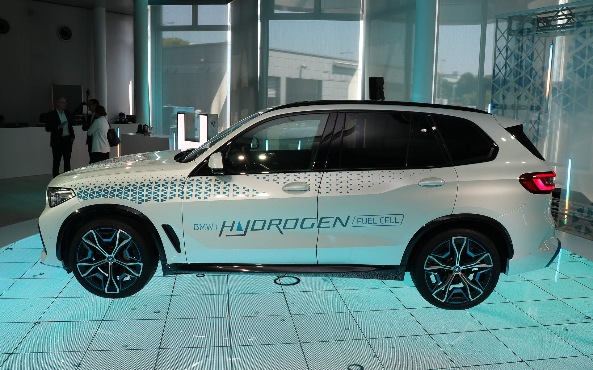 BMW「iX5 Hydrogen」を展示