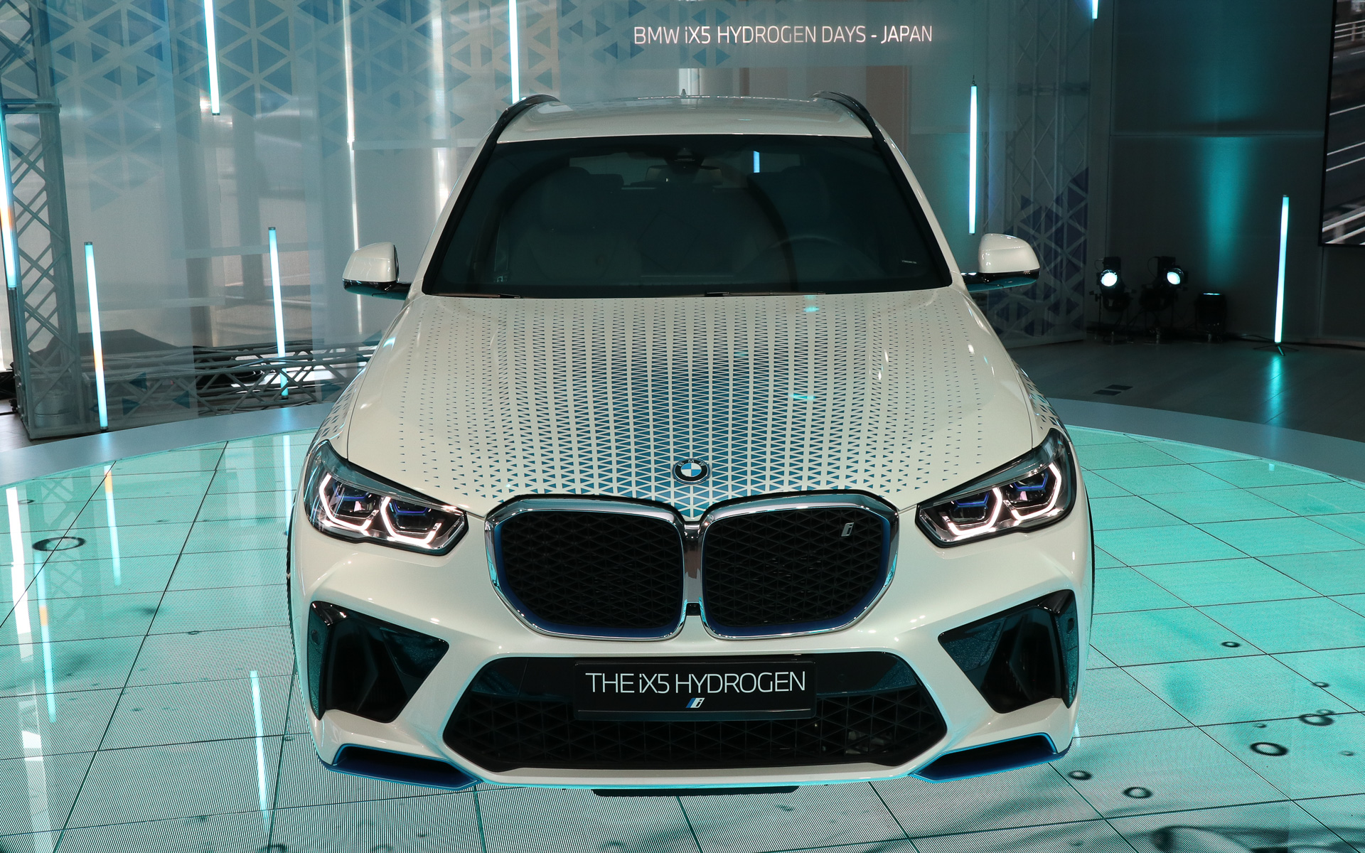 BMW「iX5 Hydrogen」を展示