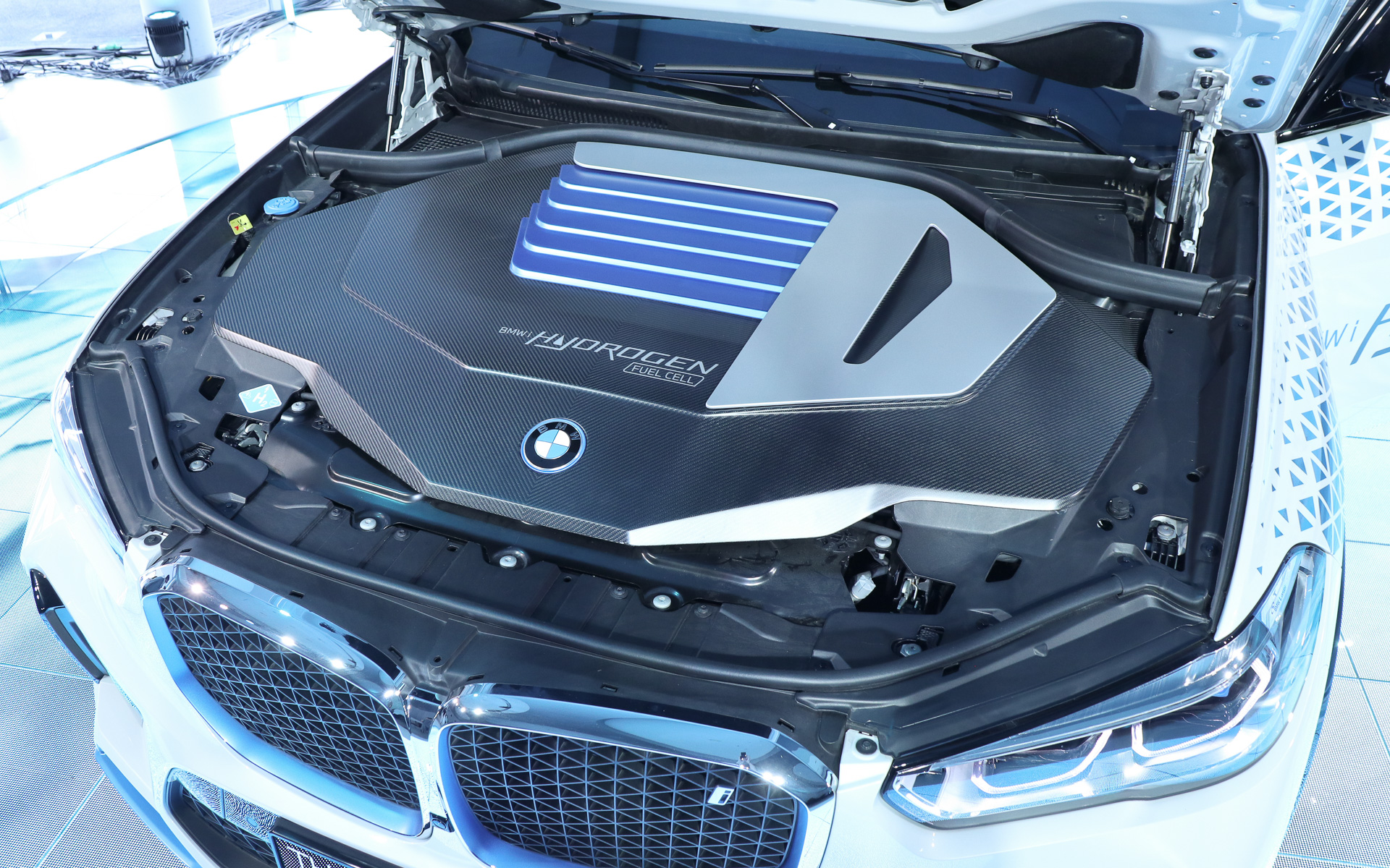 ボンネット下に燃料電池システムを搭載