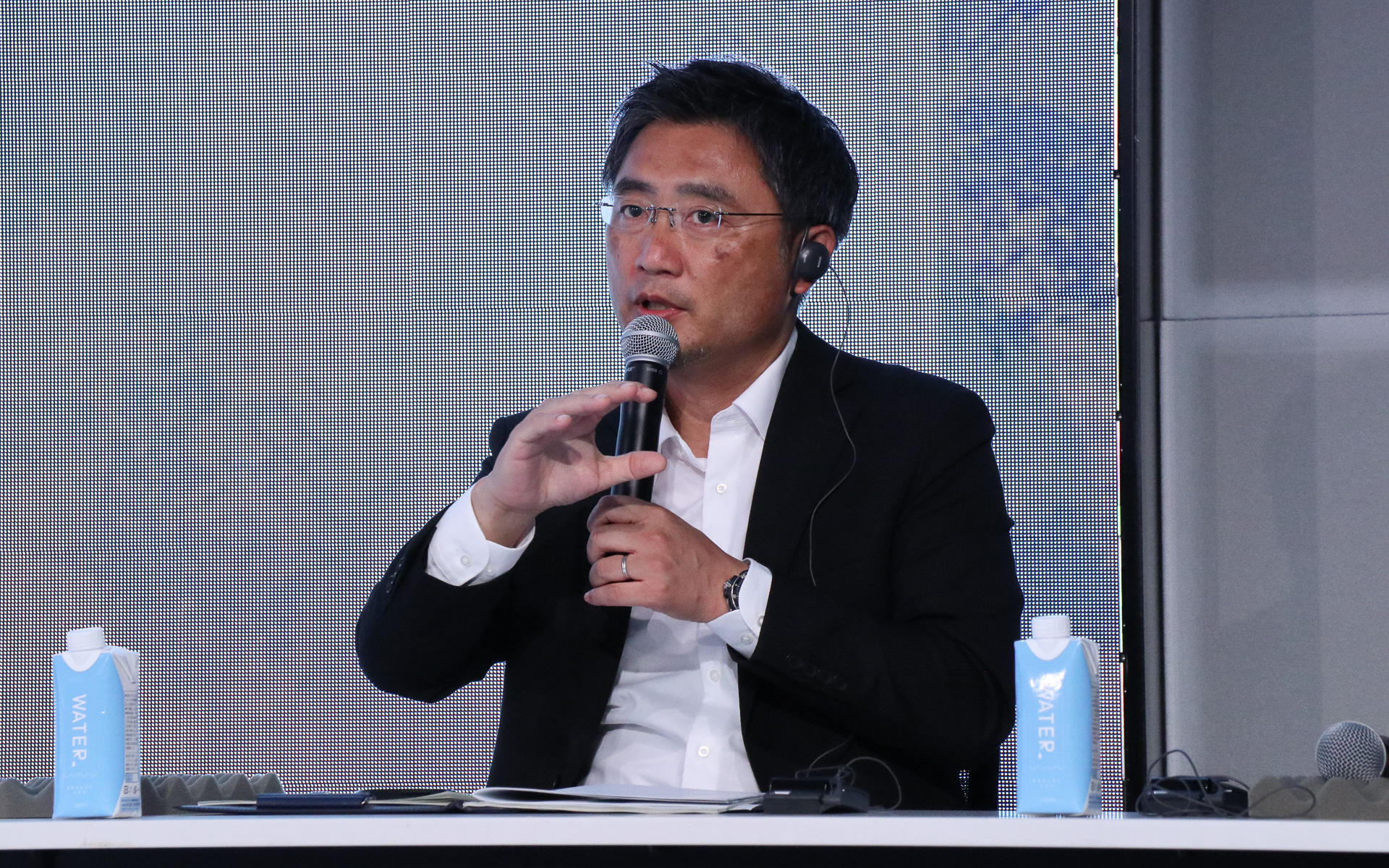 パネル・ディスカッションでコメントする山形氏