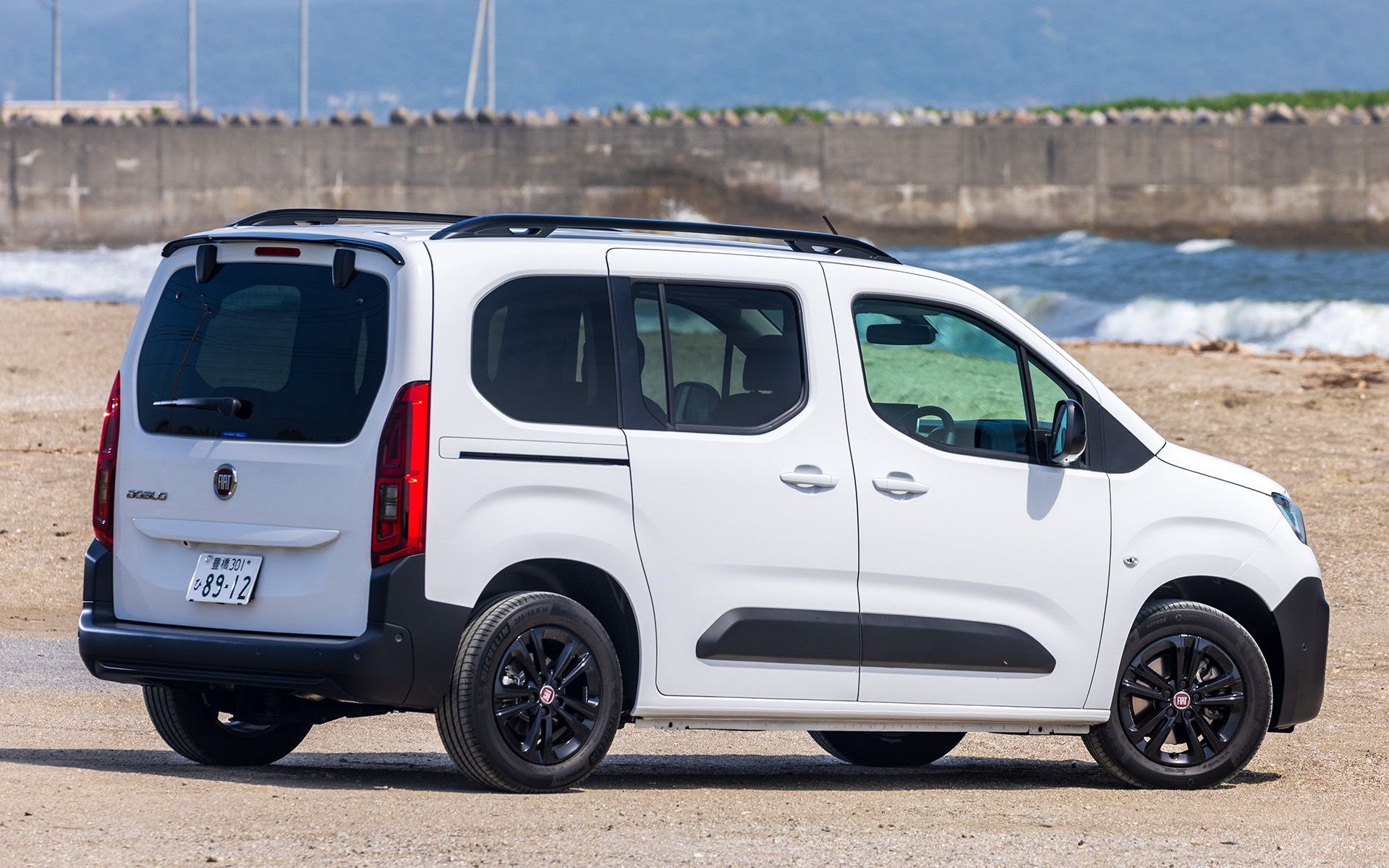 撮影車両のボディカラーはジェラート ホワイト
