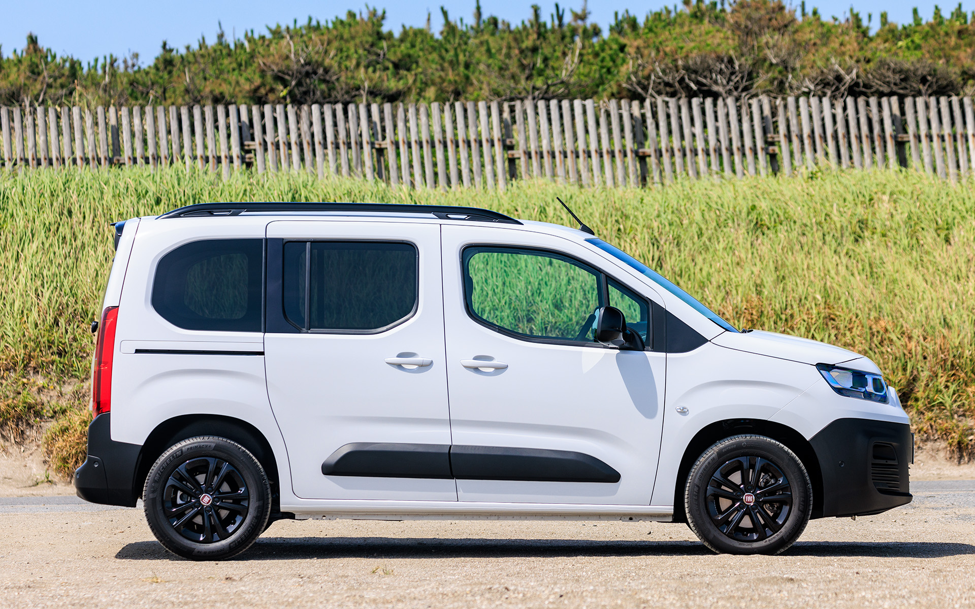 ドブロ。ボディサイズは4405×1850×1800mm（全長×全幅×全高）