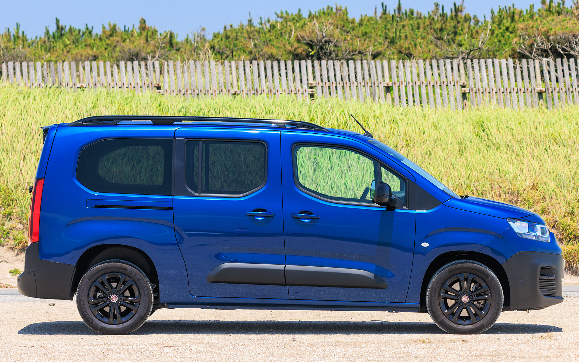 ドブロ マキシ。ボディサイズは4770×1850×1870mm（全長×全幅×全高）。スライドドアのレールに注目するとサイズの違いが分かりやすい