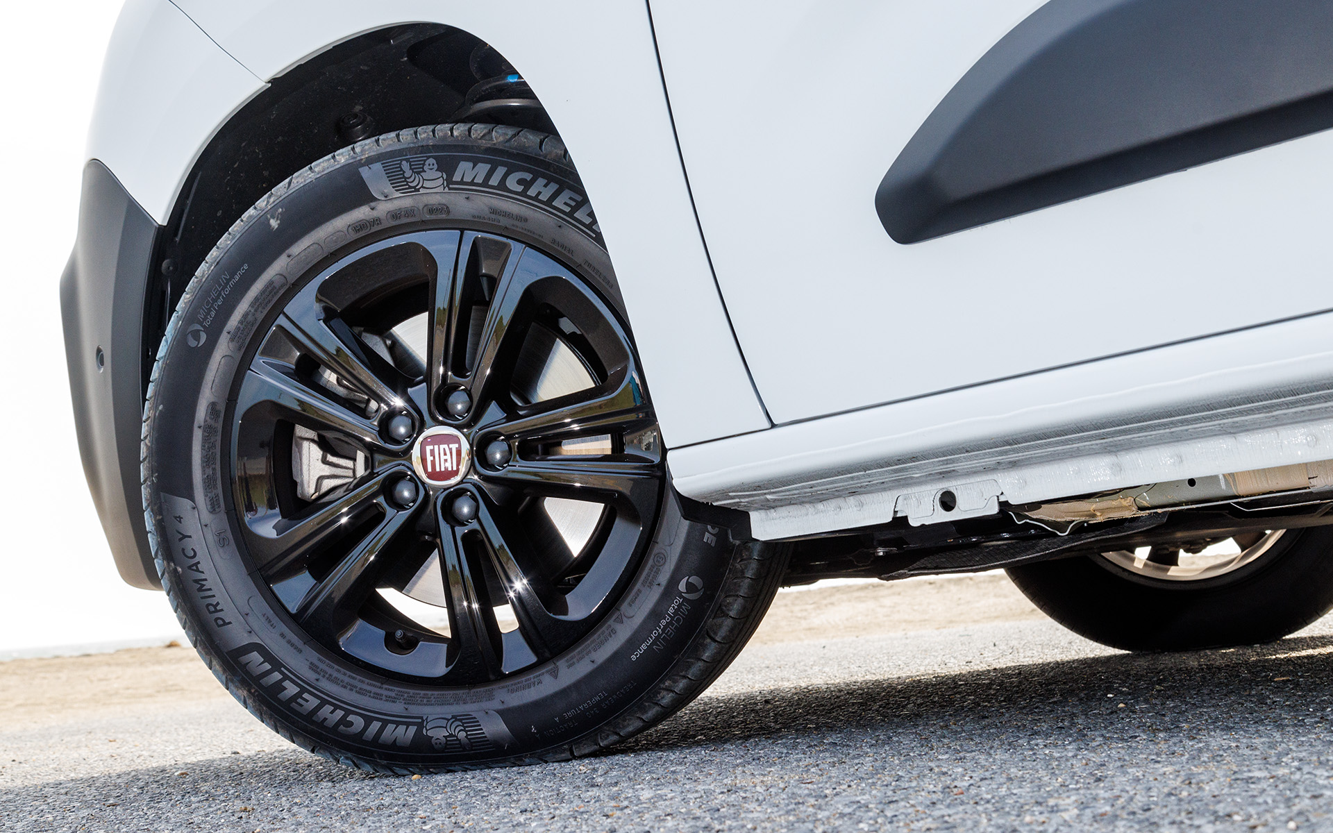 タイヤはミシュラン「プライマシー 4」でサイズは205/60R16。アルミホイールも標準装備