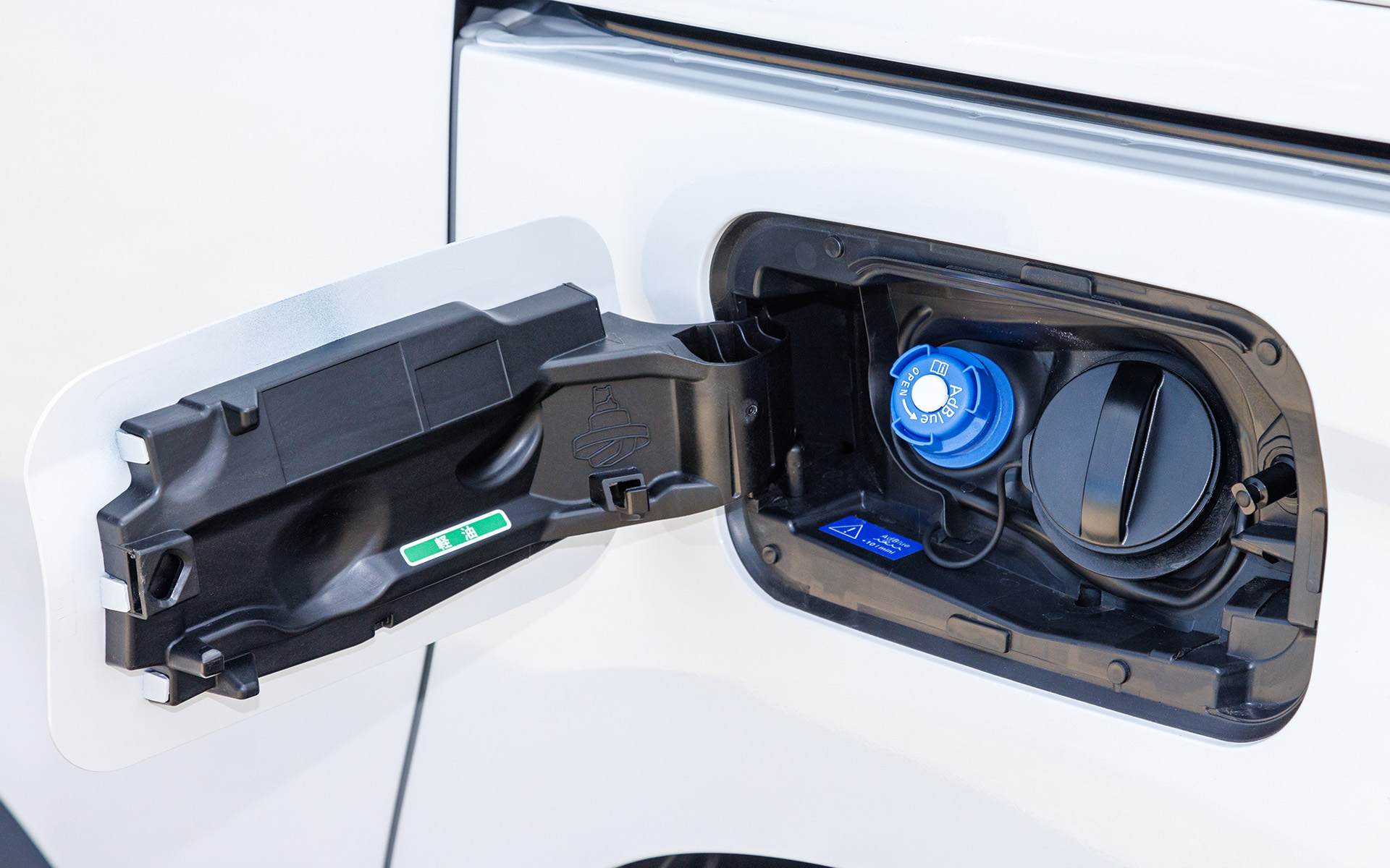 燃料タンク容量は50L。アドブルーも併用する