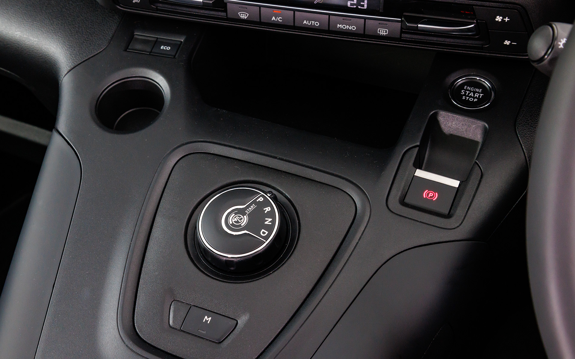 ダイヤル式のシフトが備わるシンプルな操作部。サイドブレーキは電気式になる。欧州車によくあるデミタスカップサイズのホルダーも備わる