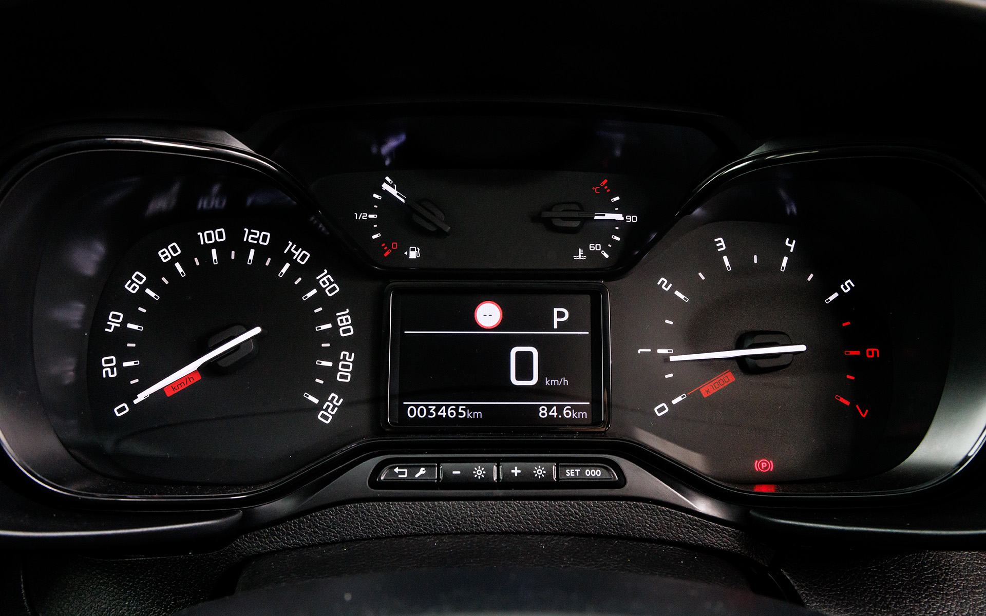 メーターパネルもシンプルで機能優先なイメージ