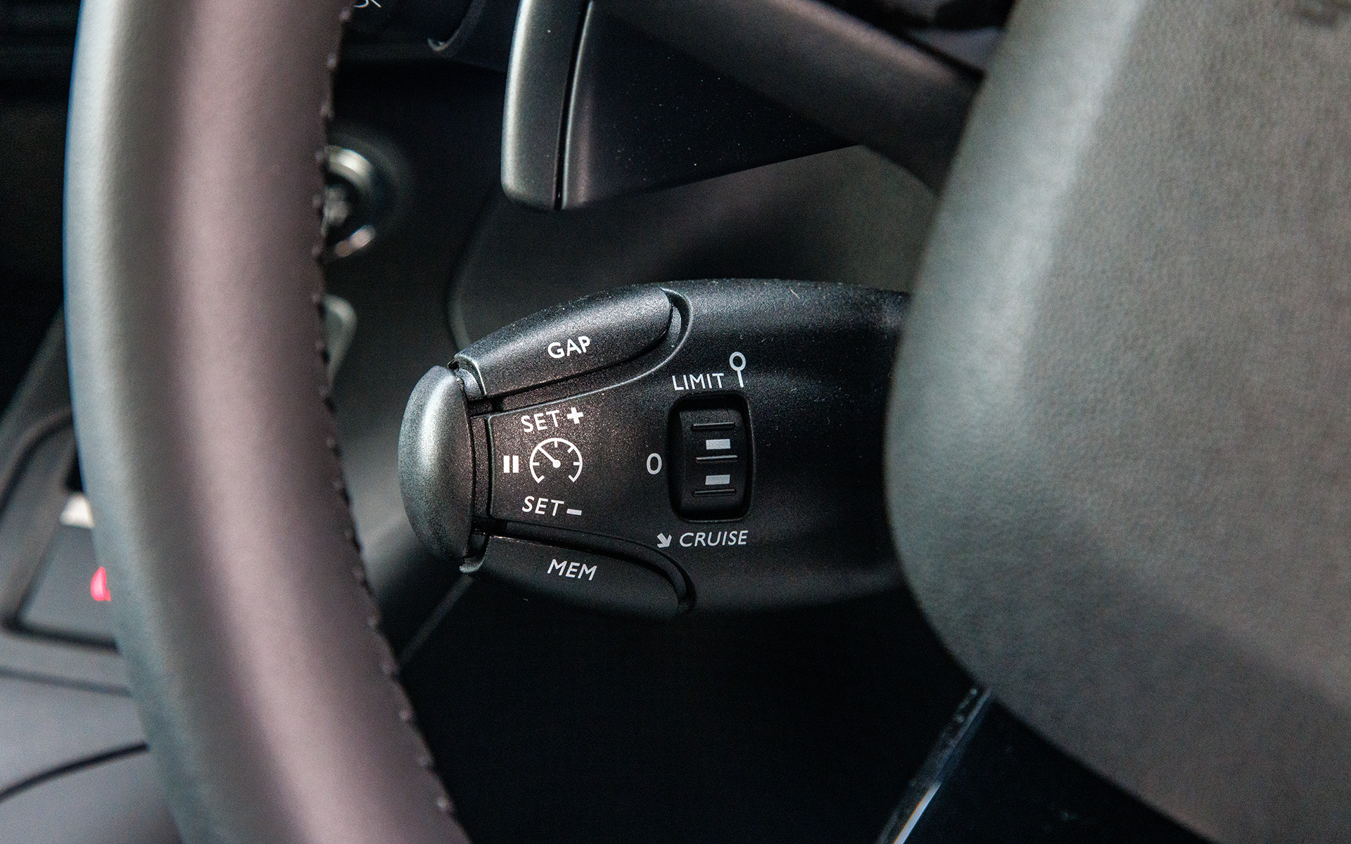 ACCの設定はレバーで行なうタイプ