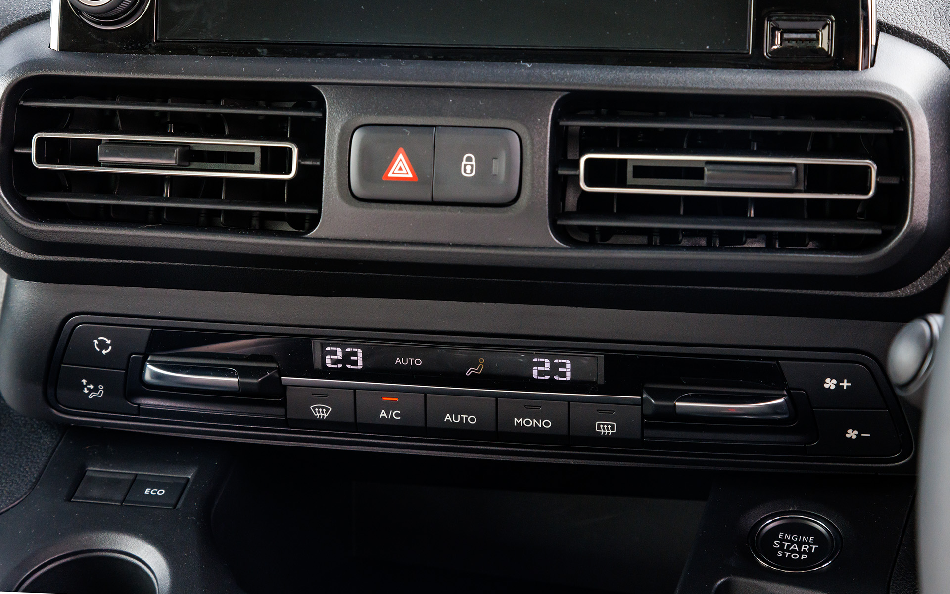 標準装備のオートエアコンは左右独立温度調整式