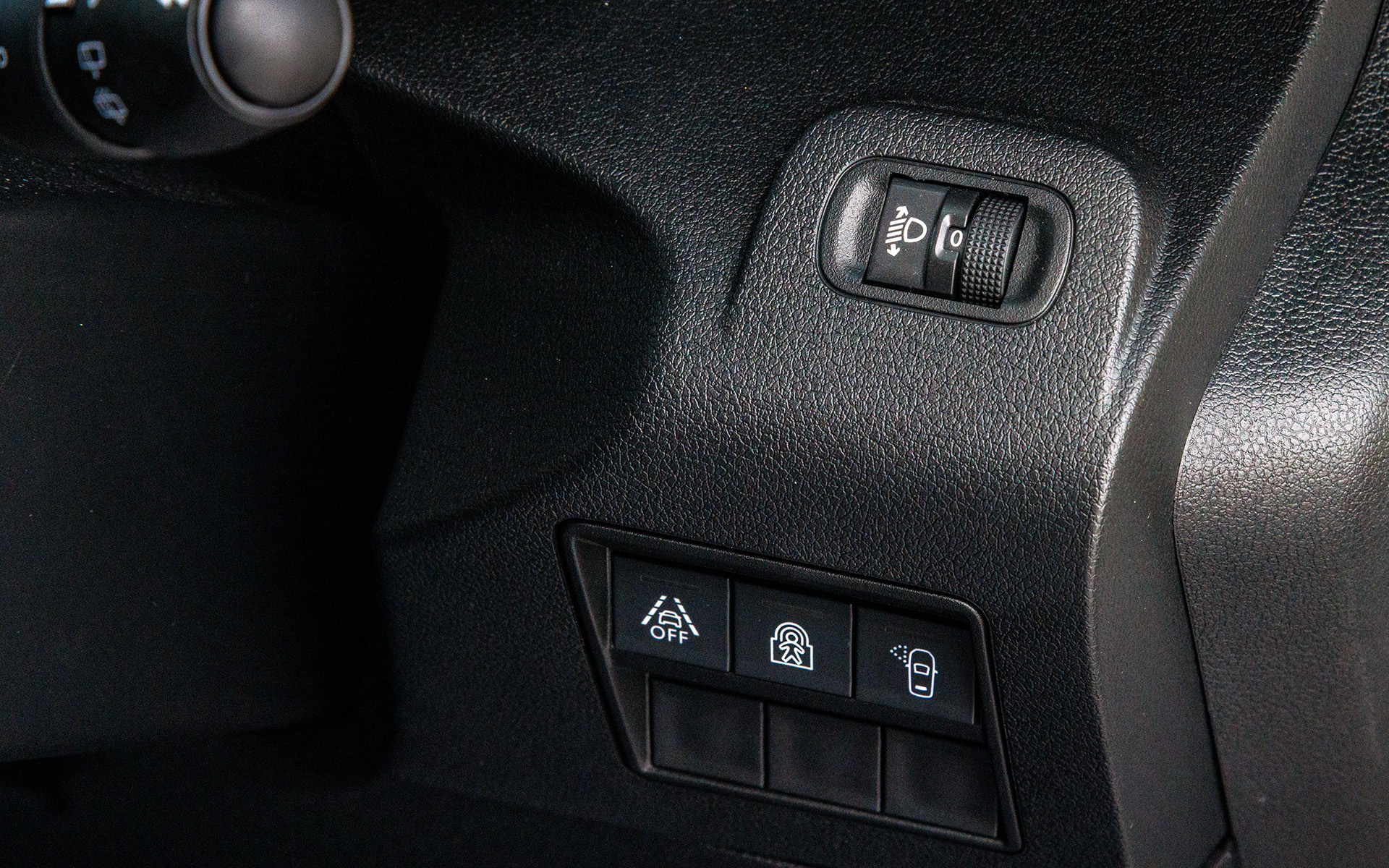 ヘッドライトレベライザーはマニュアルタイプ