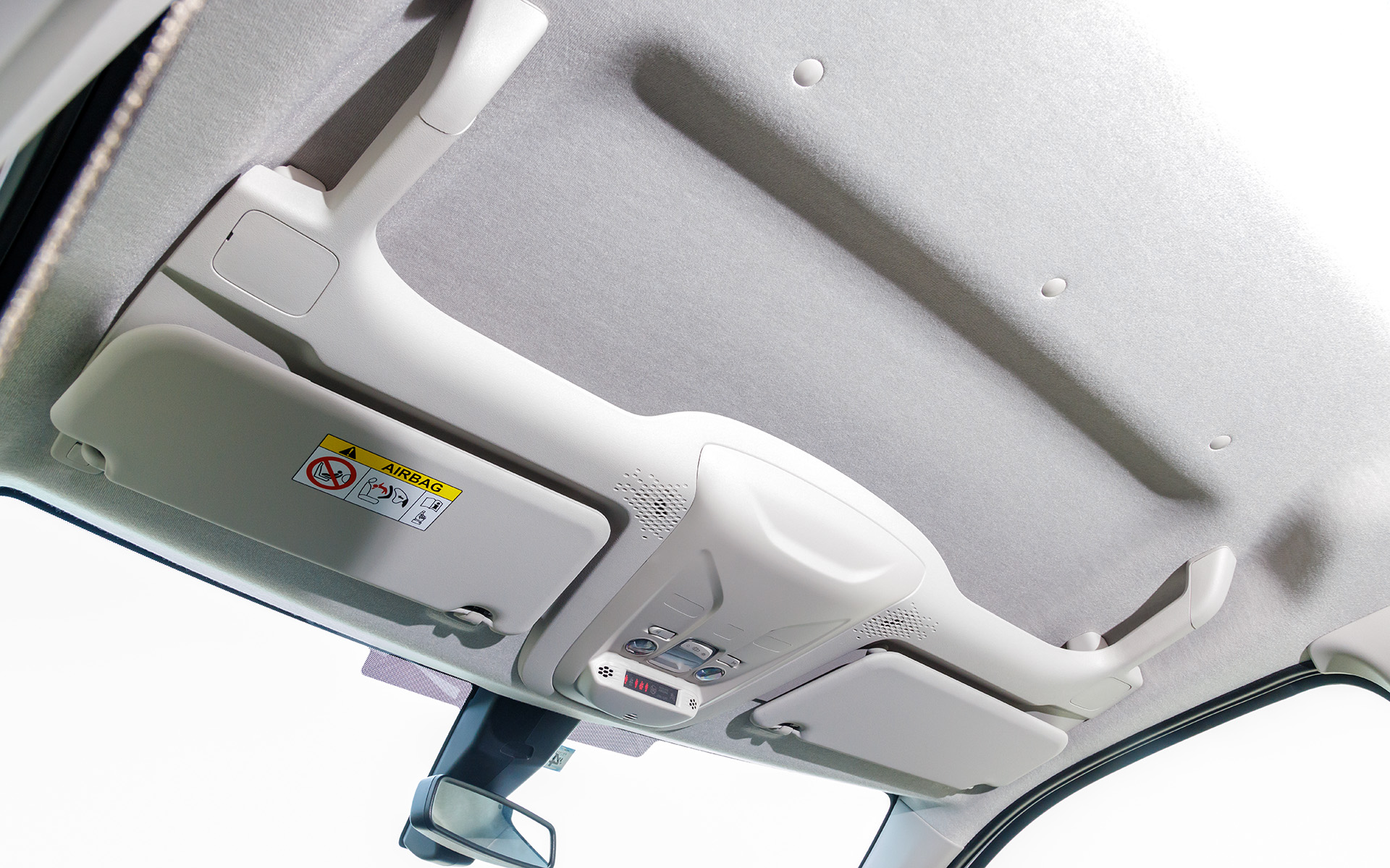 フロントシート頭上にハイセンターコンソールを装備