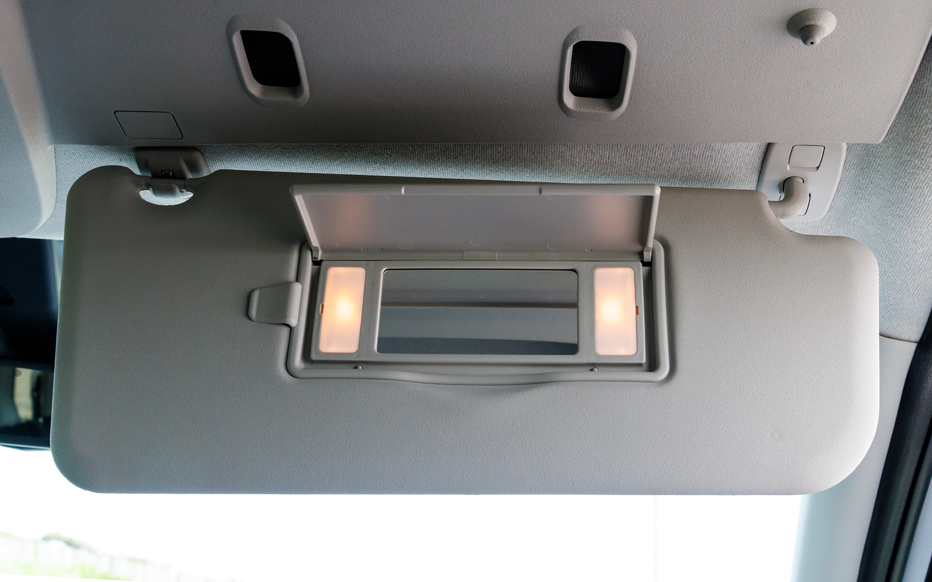 運転席側のサンバイザー裏には照明付きのバニティミラーが備わる