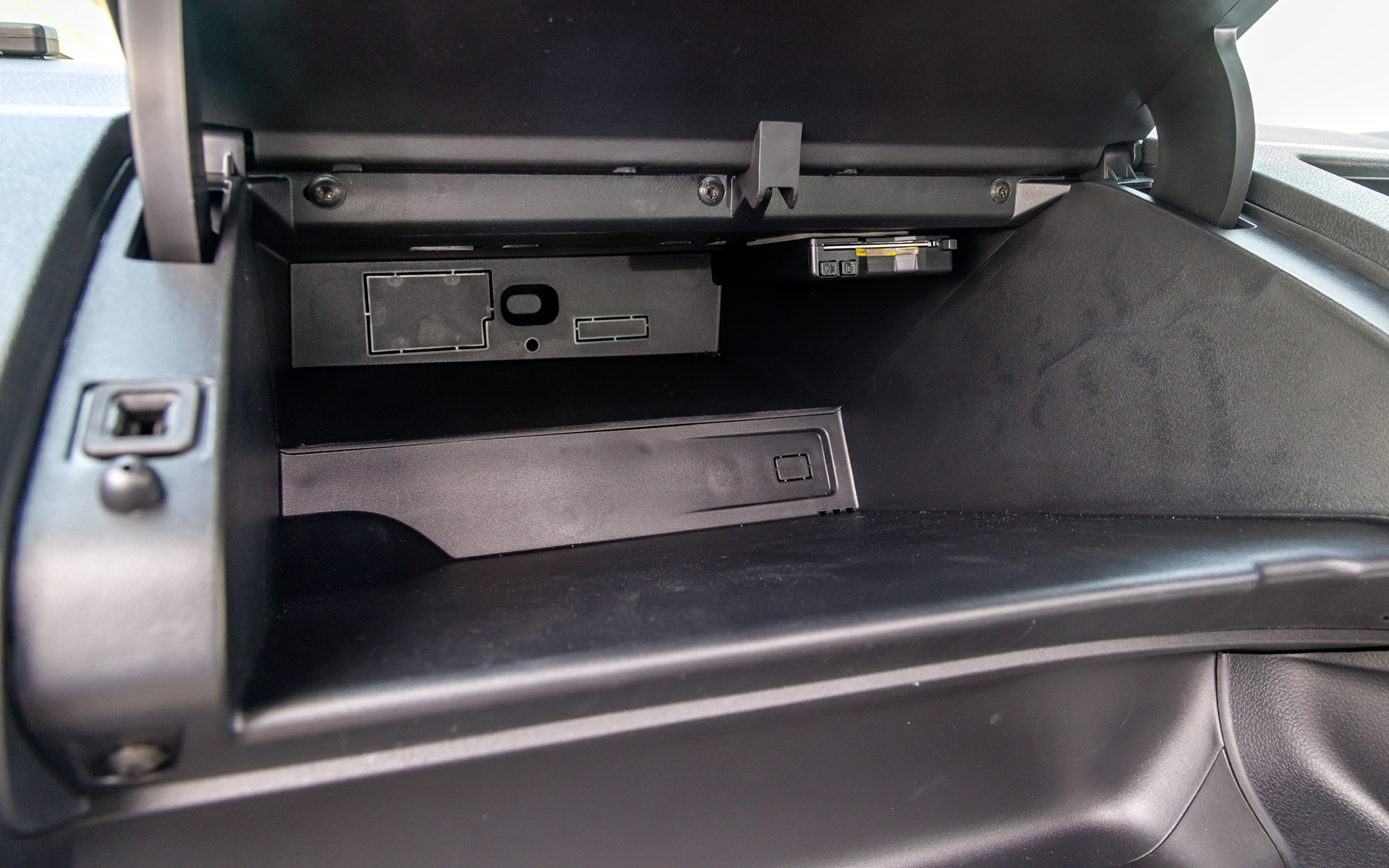 グローブボックス。ETC車載機はオプション