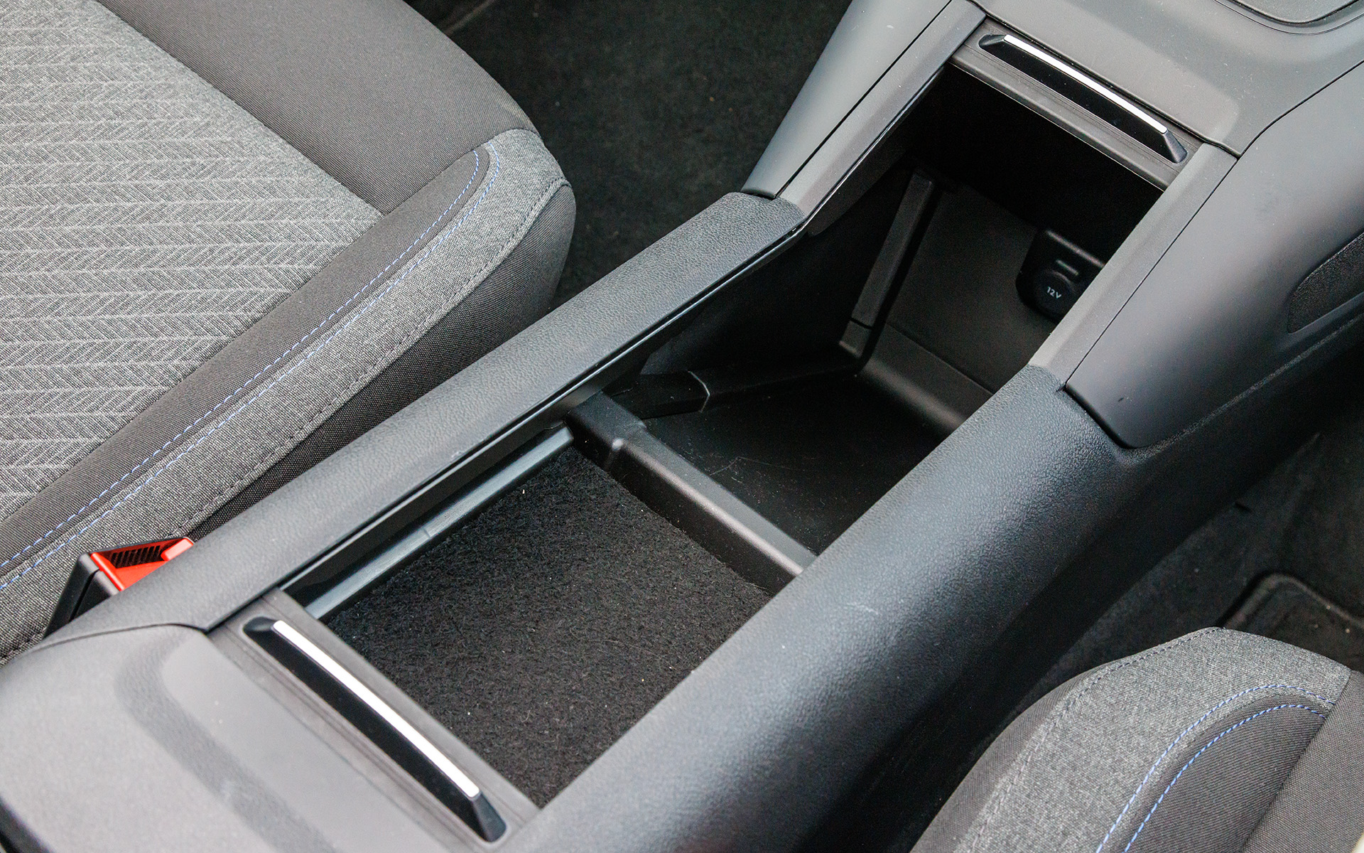 前方にはDC12Vソケットがある