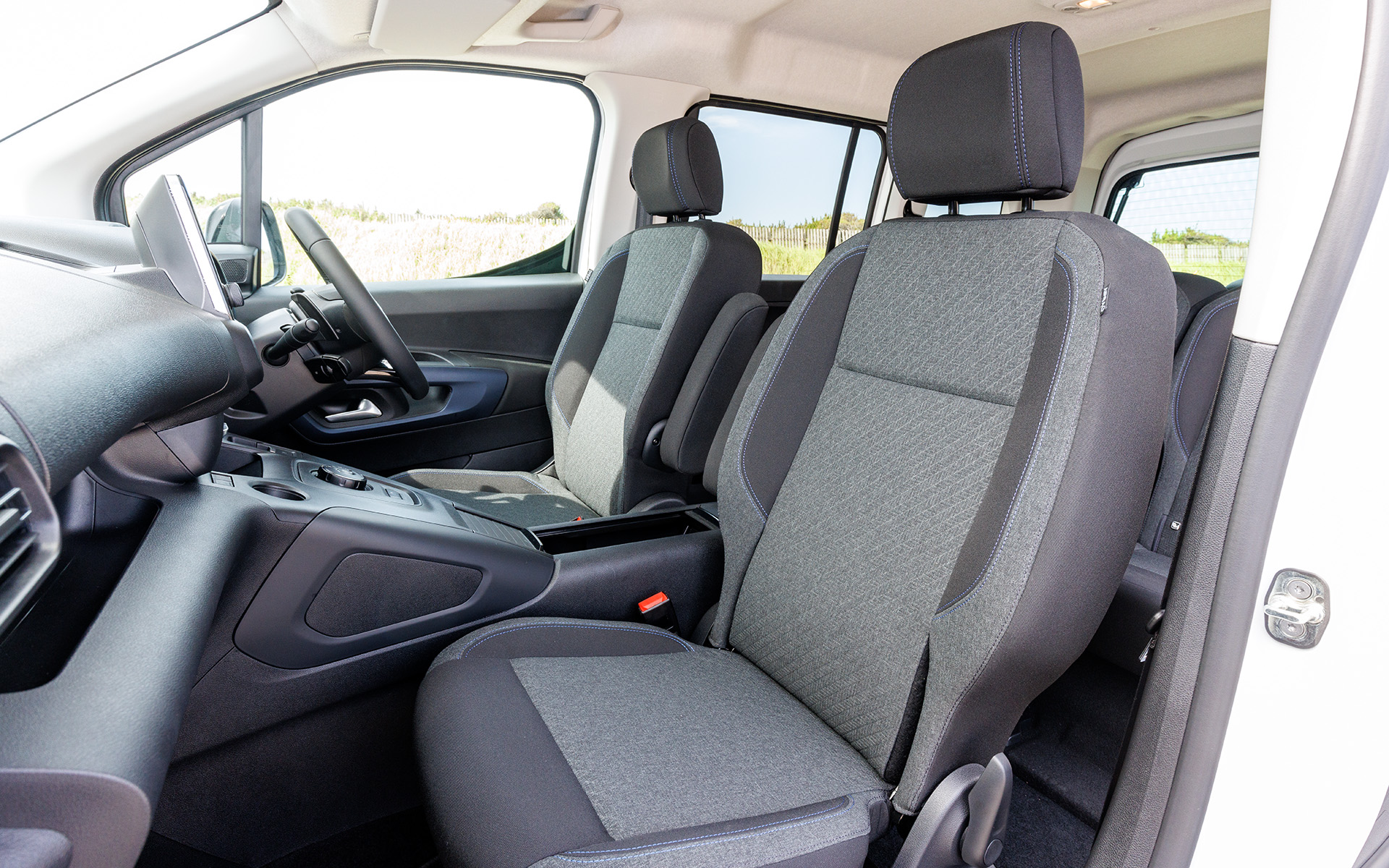 アームレスト付きのフロントシート