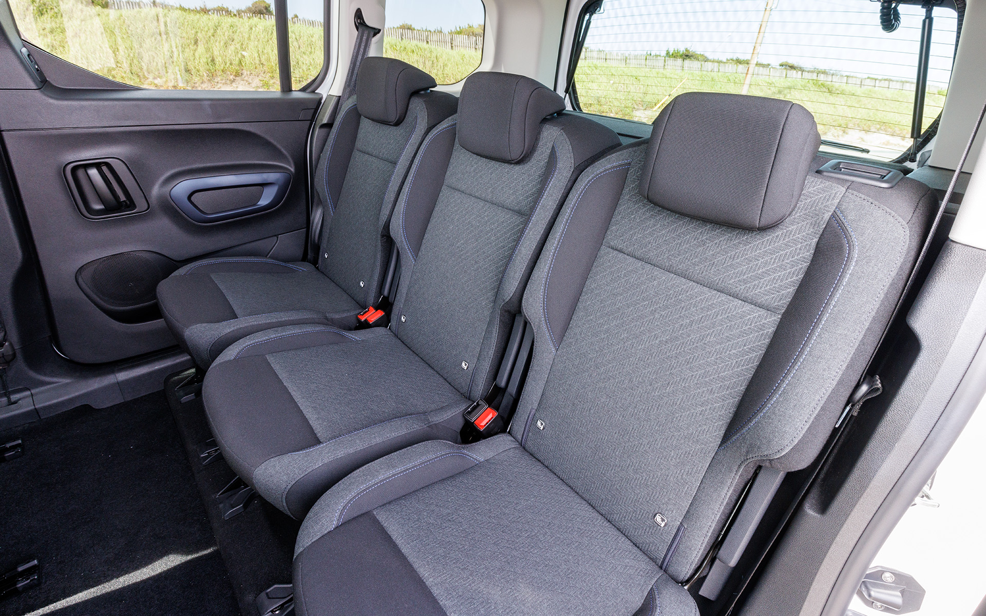 3席独立して調整可能な2列目シート