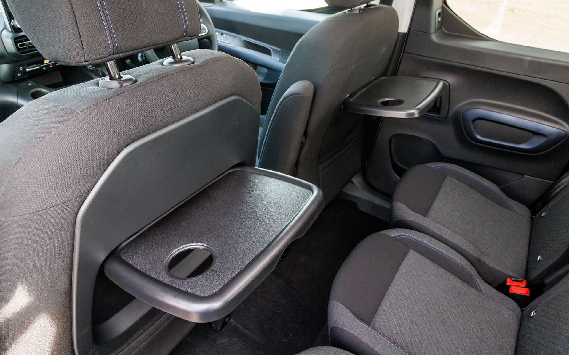 フロントシート背面には折りたたみ式のテーブルを装備