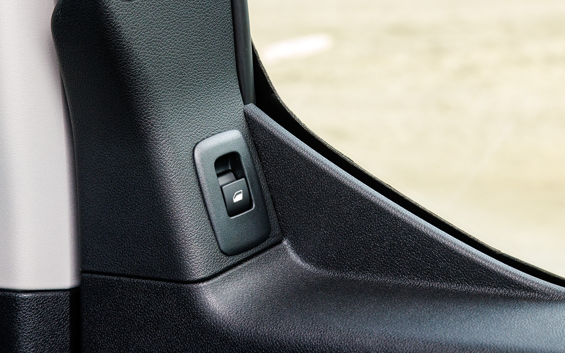 スライドドアのウィンドウも開閉可能