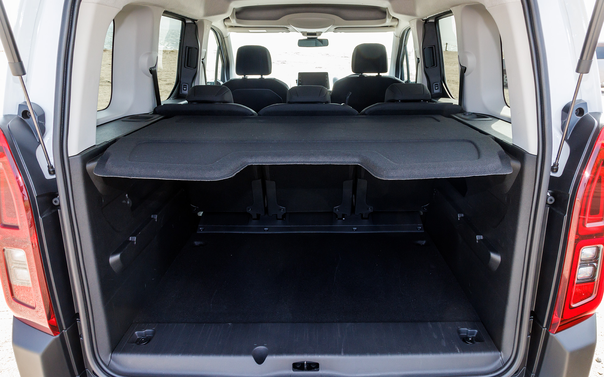 フレキシブルラゲッジトレイはドブロだけの装備