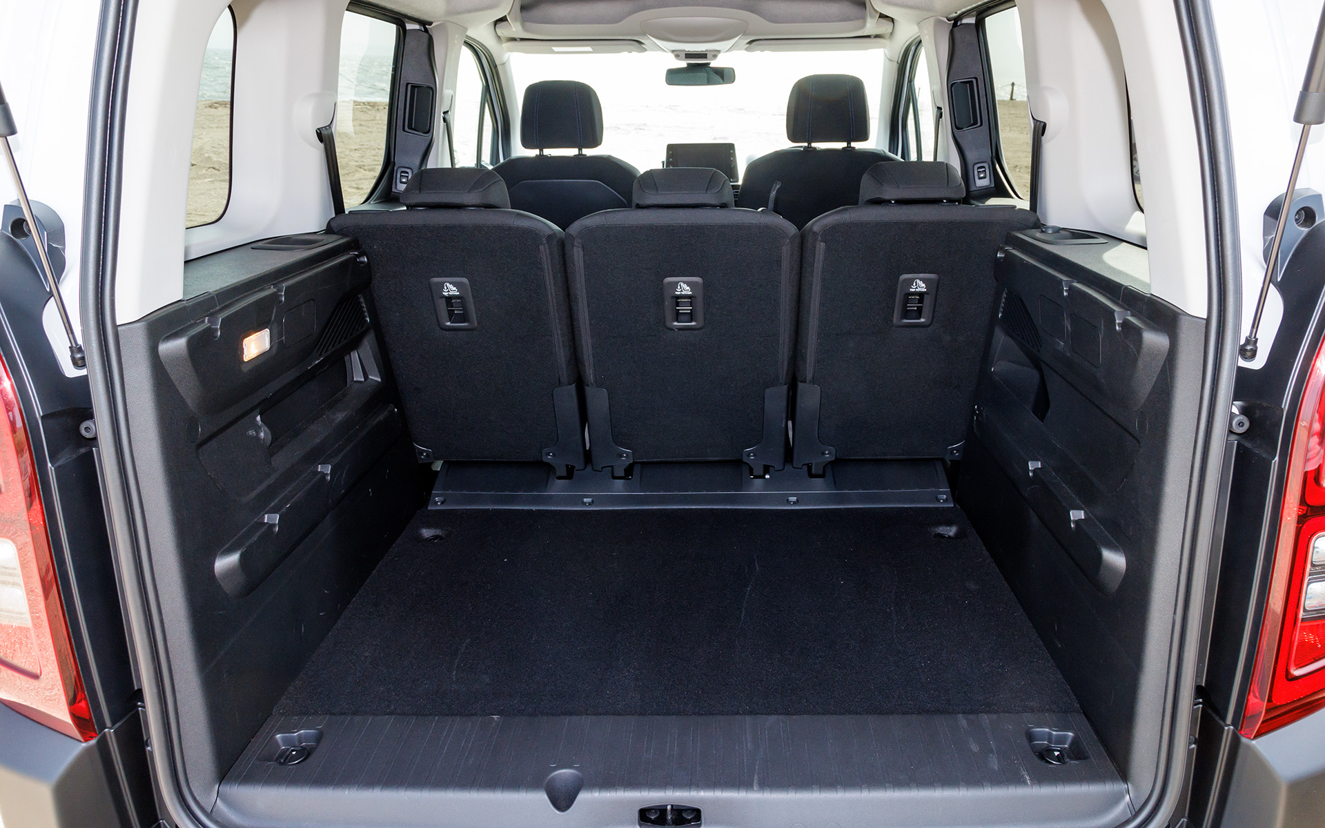 凸凹が少なくスクエアで広いラゲッジスペース。ウィンドウより下の部分だけで約597Lもの荷室容量がある