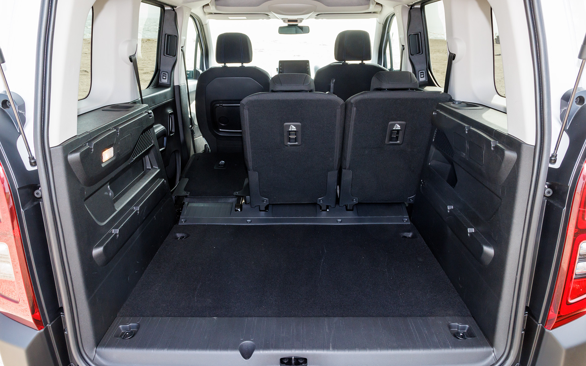 2列目シートのアレンジでさまざまな使い方が可能。倒した際にはラゲッジ部とほぼフラットになるのも使いやすい