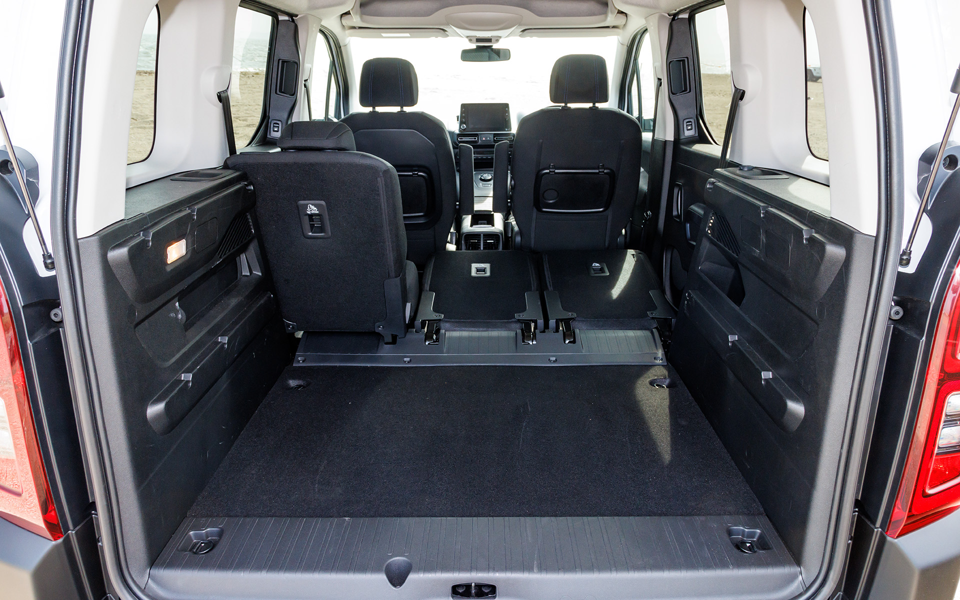 2列目シートのアレンジでさまざまな使い方が可能。倒した際にはラゲッジ部とほぼフラットになるのも使いやすい