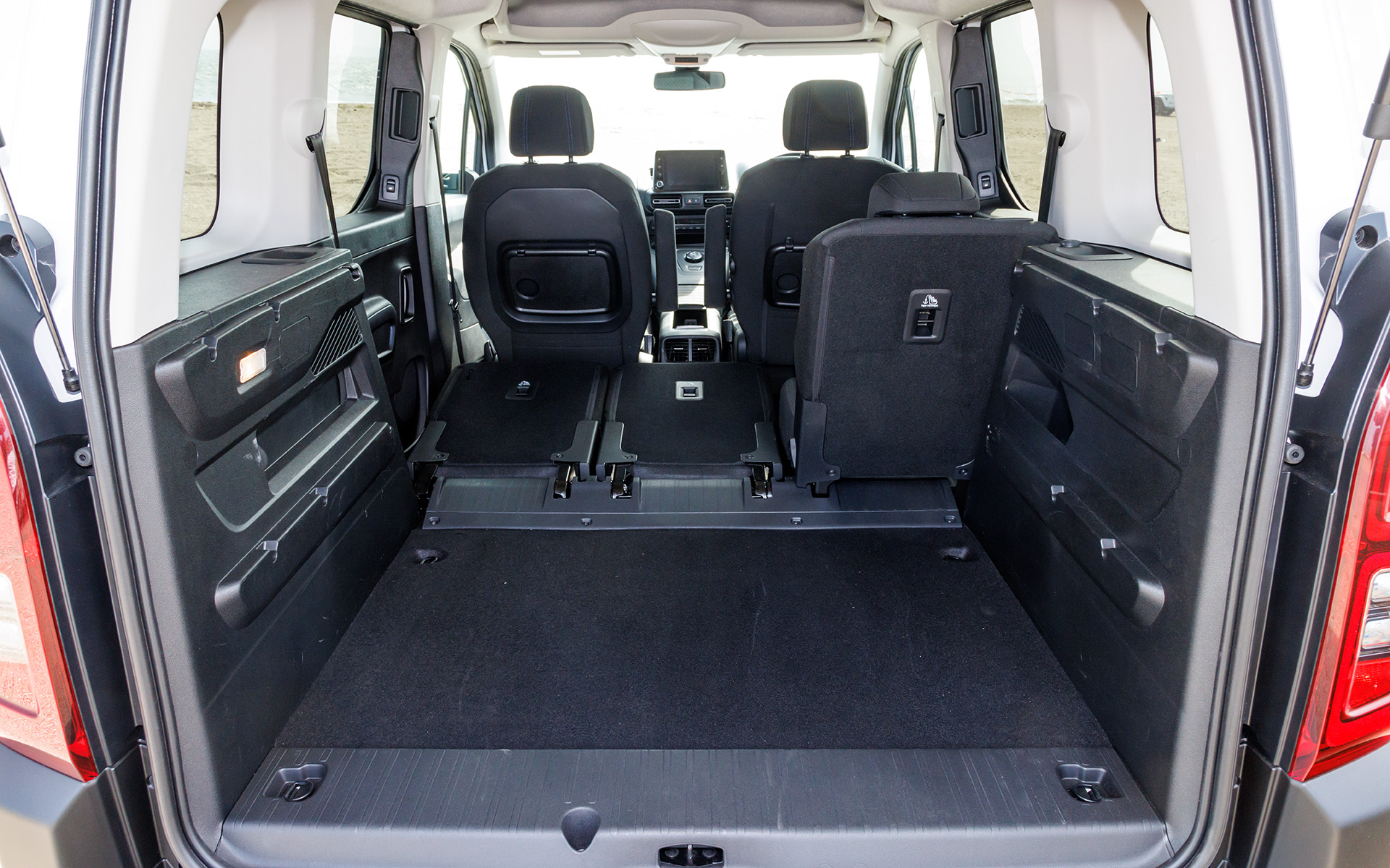 2列目シートのアレンジでさまざまな使い方が可能。倒した際にはラゲッジ部とほぼフラットになるのも使いやすい