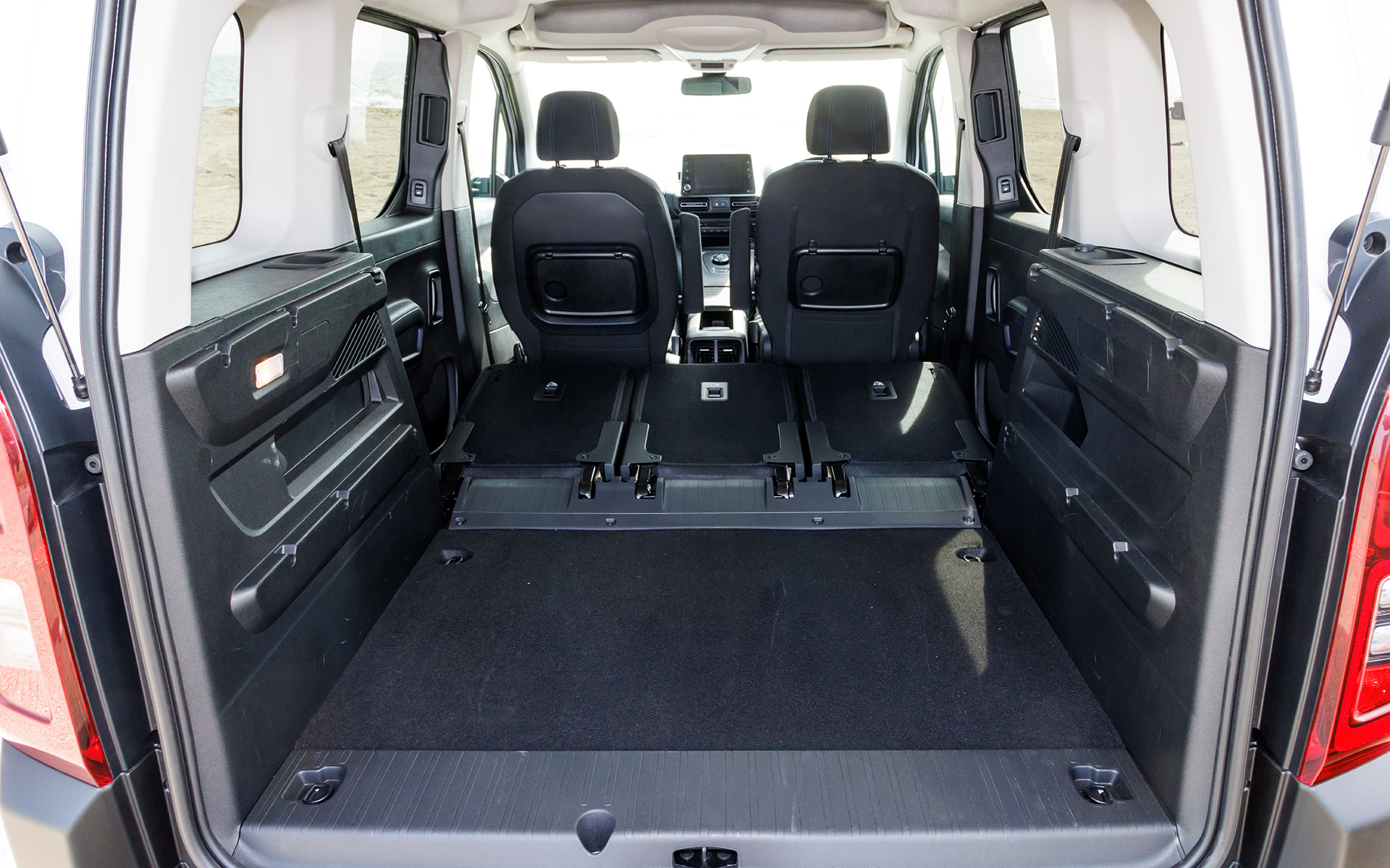 2列目シートのアレンジでさまざまな使い方が可能。倒した際にはラゲッジ部とほぼフラットになるのも使いやすい