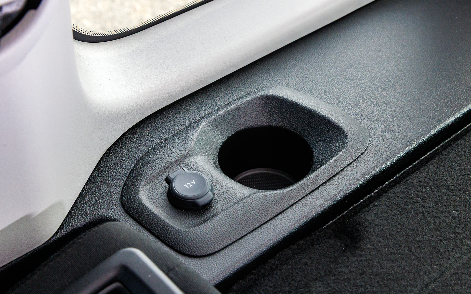 ラゲッジのウィンドウ部分にもカップホルダー。その横にはDC12Vソケットも