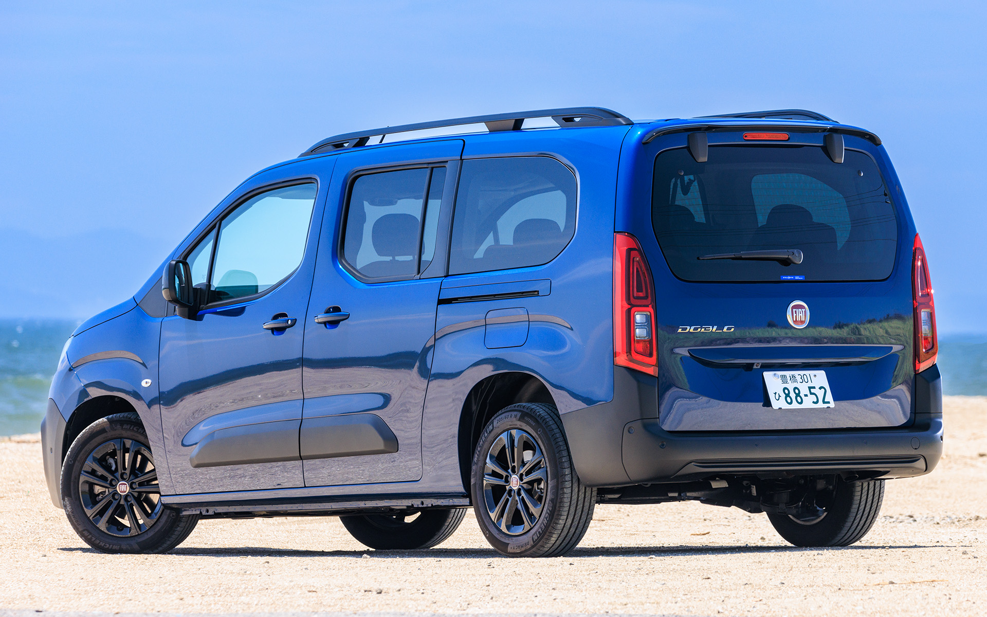 撮影車両のボディカラーはメディテラネオ ブルー