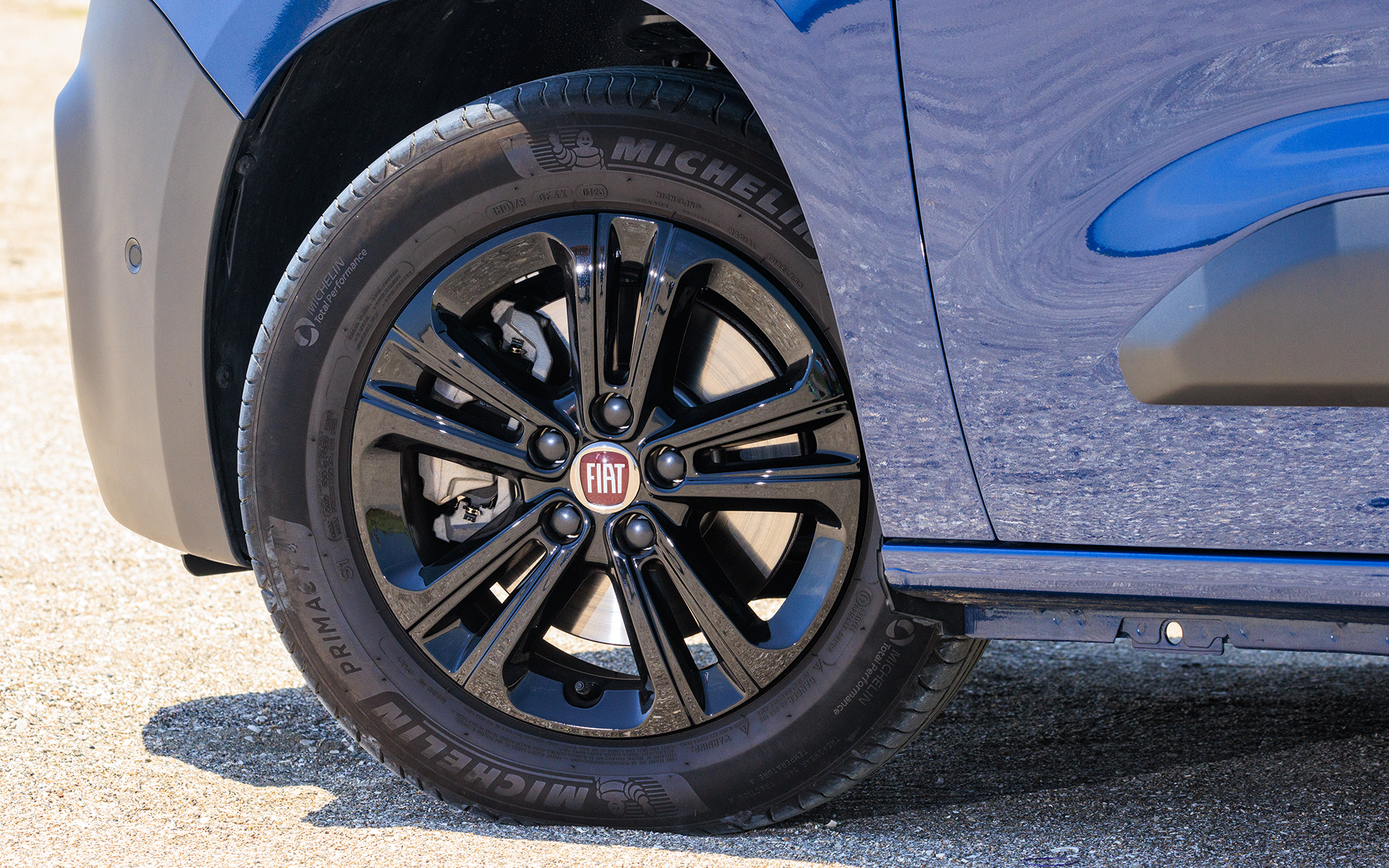 タイヤはブランド、サイズともドブロと同様。こちらもアルミホイールが標準