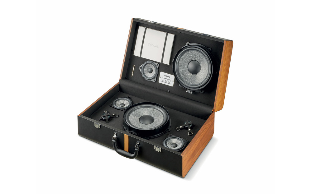 専用デザインの木製キャリングボックスに収めて届けられる