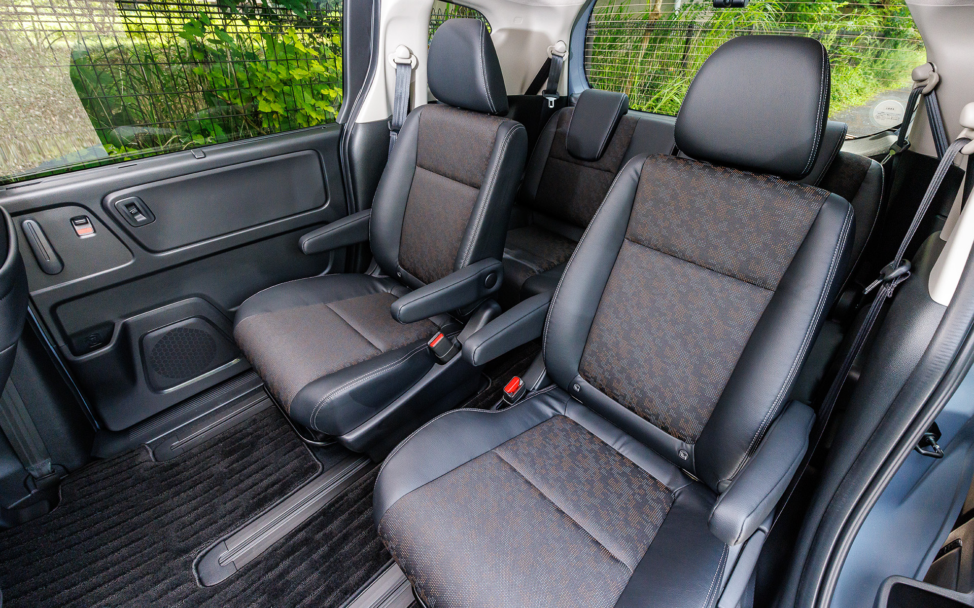 ブラックスタイルのインテリア。専用ステッチ（シルバー）コンビシート＆インテリアなどを採用