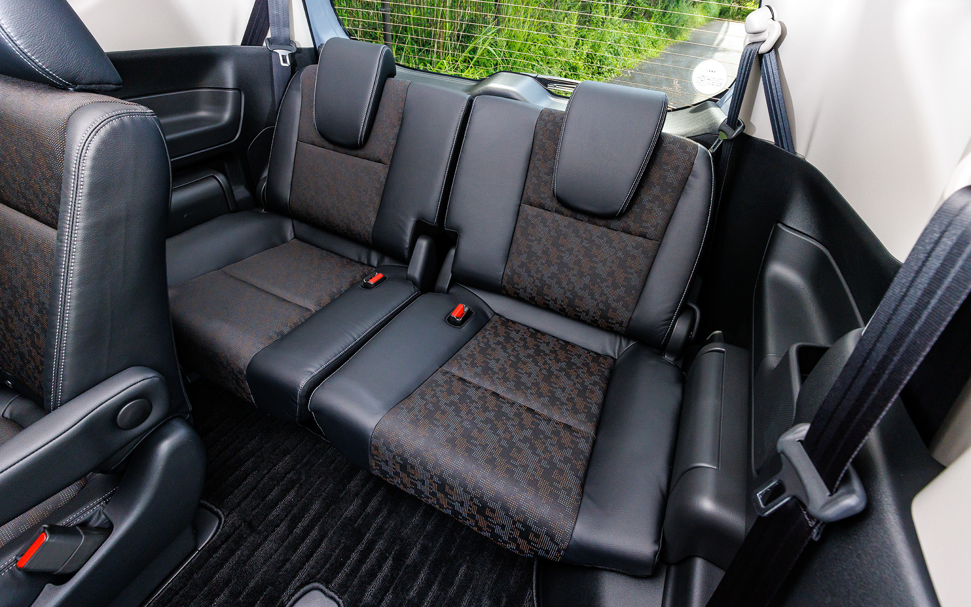 ブラックスタイルのインテリア。専用ステッチ（シルバー）コンビシート＆インテリアなどを採用