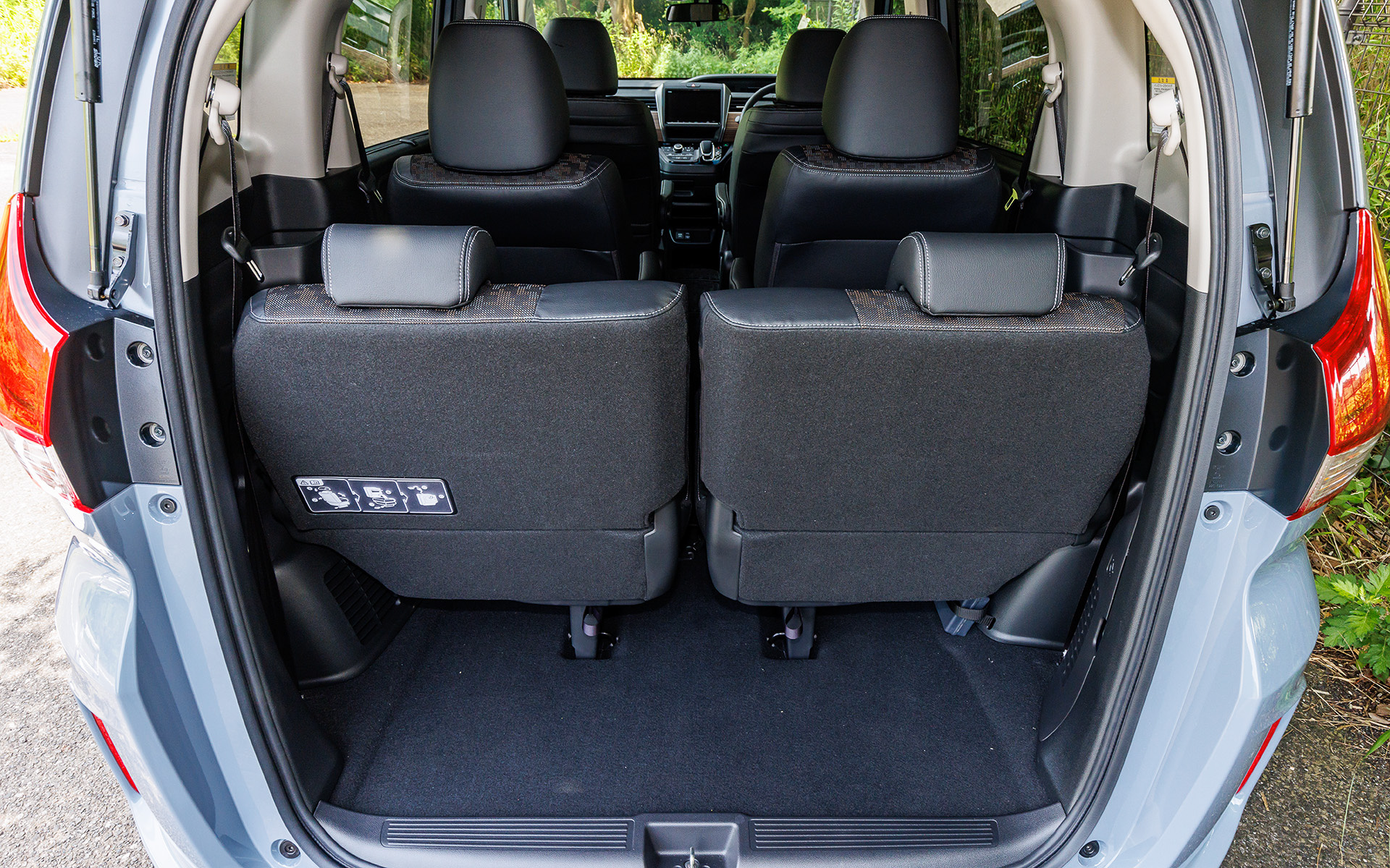 ブラックスタイルのインテリア。専用ステッチ（シルバー）コンビシート＆インテリアなどを採用