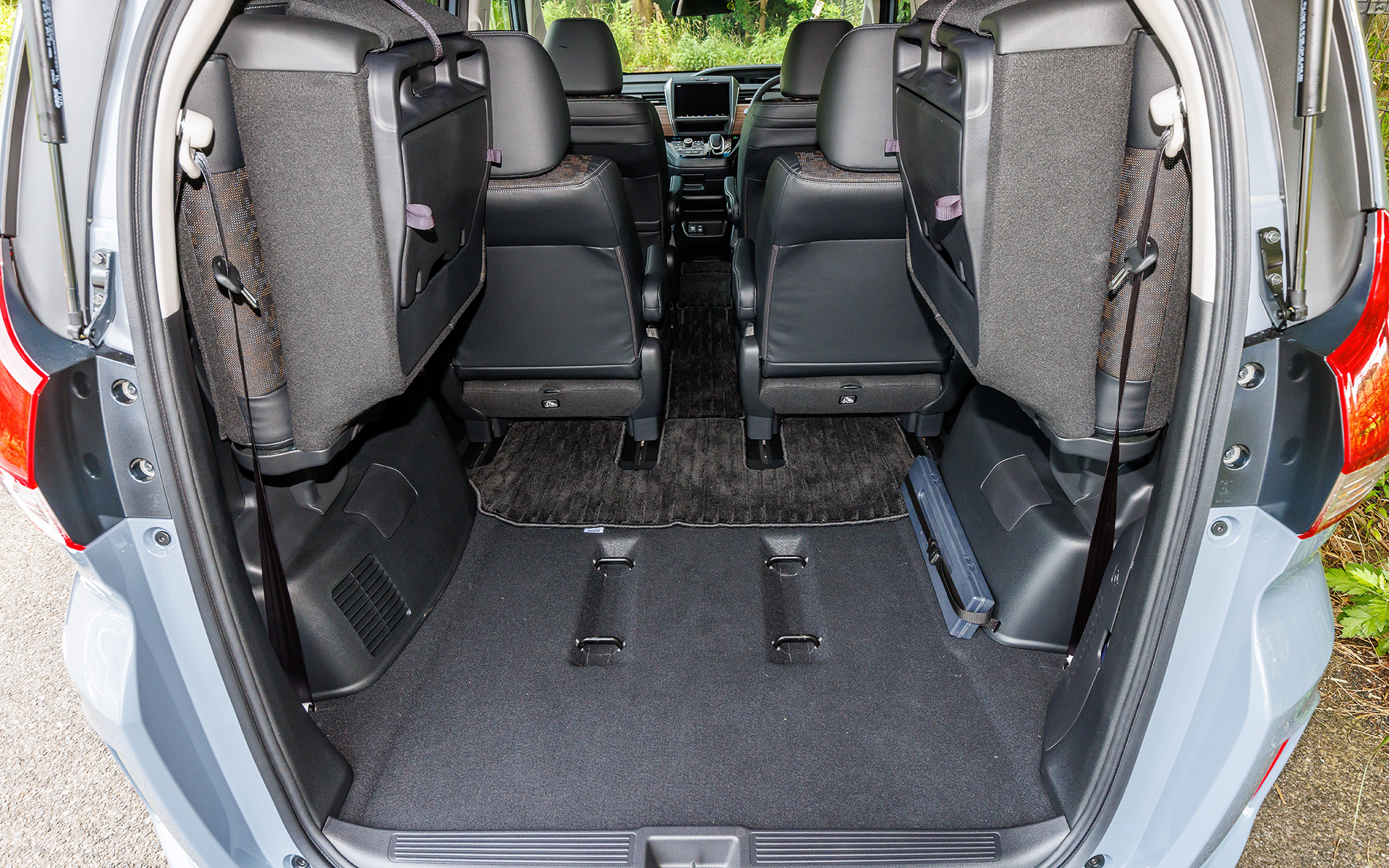 ブラックスタイルのインテリア。専用ステッチ（シルバー）コンビシート＆インテリアなどを採用