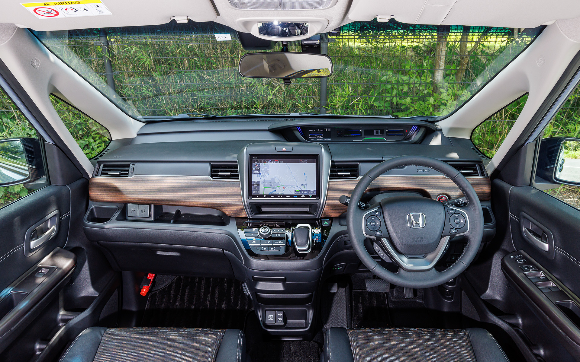 ブラックスタイルのインテリア。専用ステッチ（シルバー）コンビシート＆インテリアなどを採用