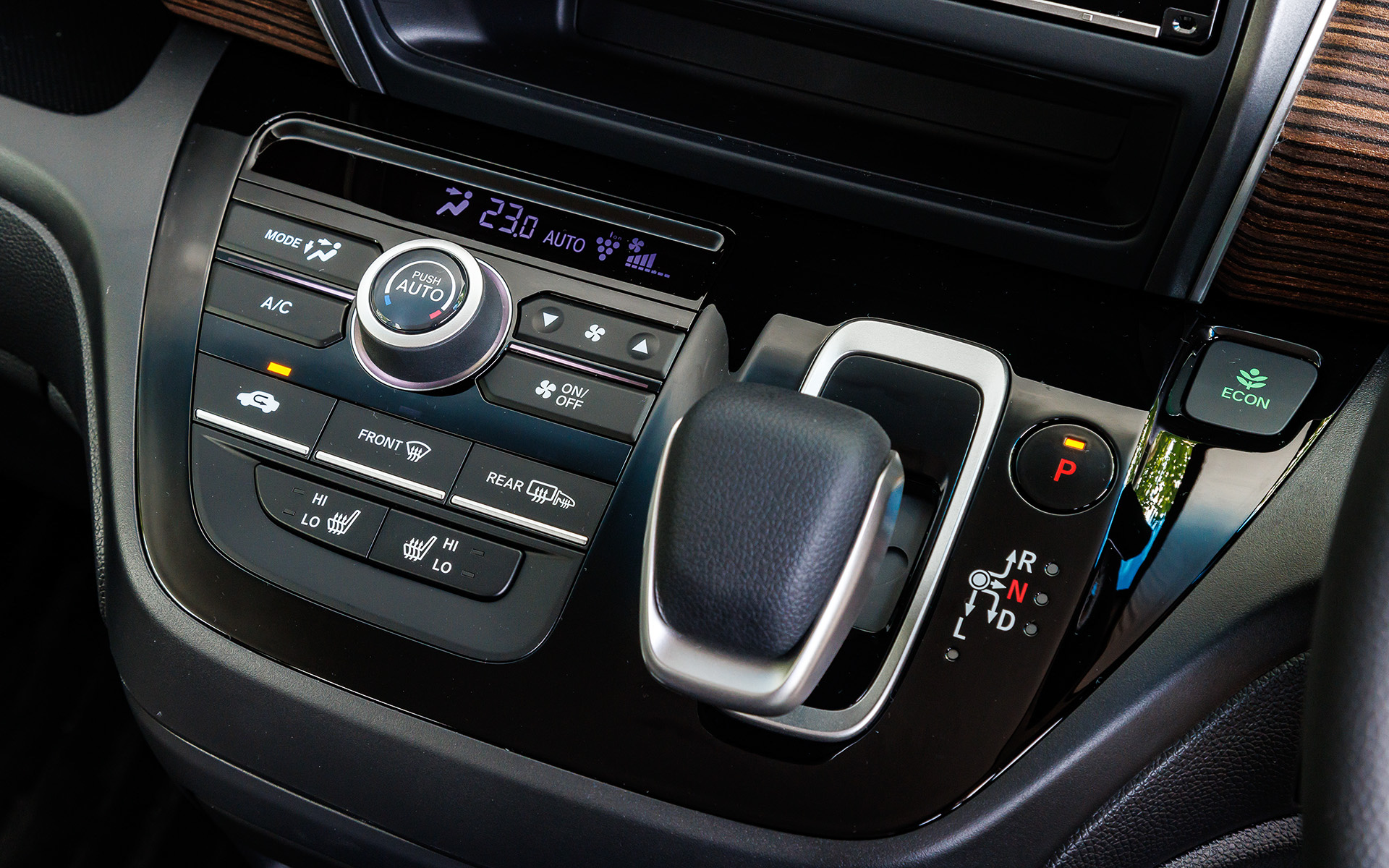 ブラックスタイルのインテリア。専用ステッチ（シルバー）コンビシート＆インテリアなどを採用