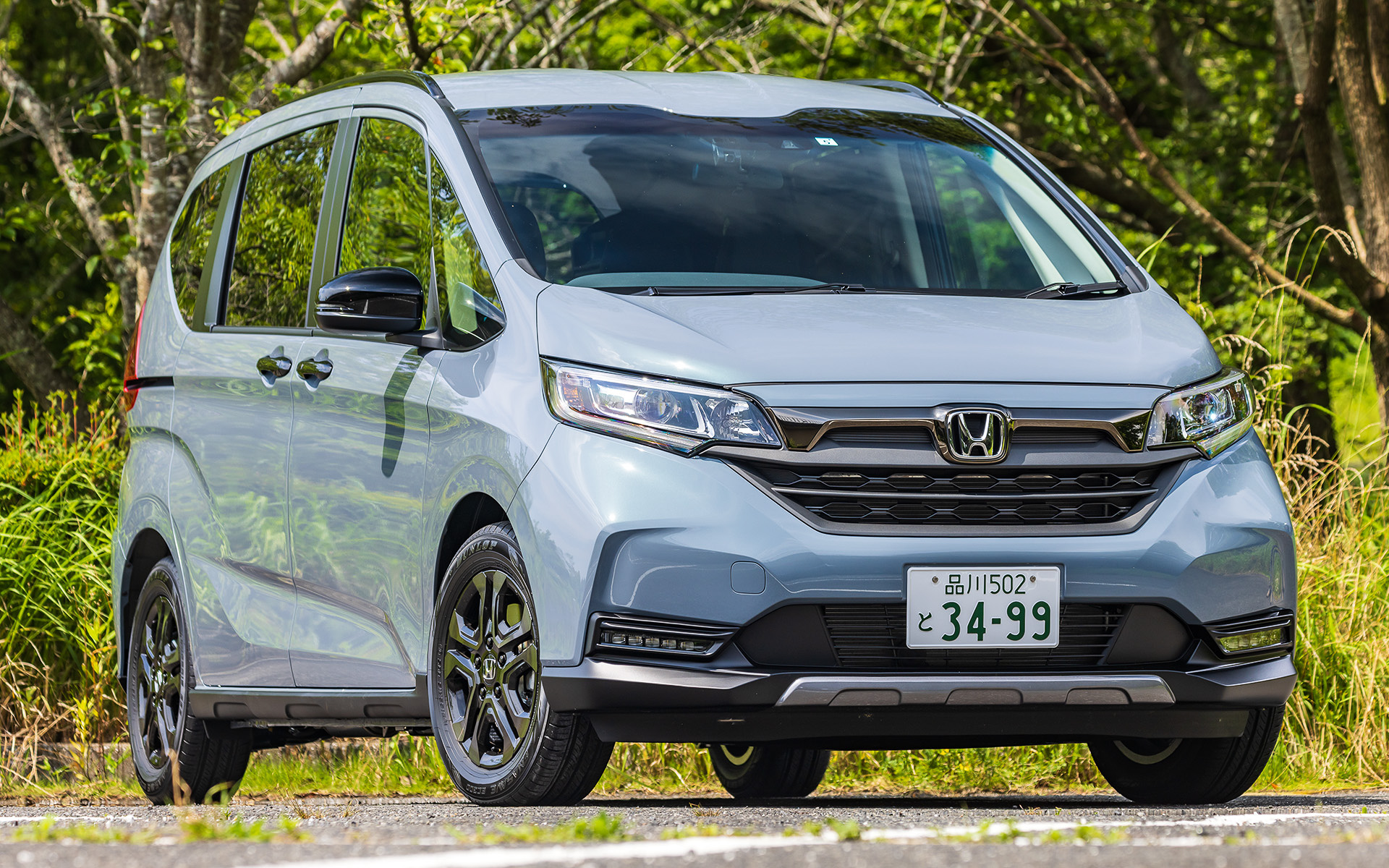 今回の試乗車は6月9日に発売されたコンパクトミニバン「フリード」のクロスオーバースタイルのグレード「CROSSTAR（クロスター）」に設定された特別仕様車「BLACK STYLE（ブラックスタイル）」。ハイブリッドの2WD（FF）の価格は303万3800円