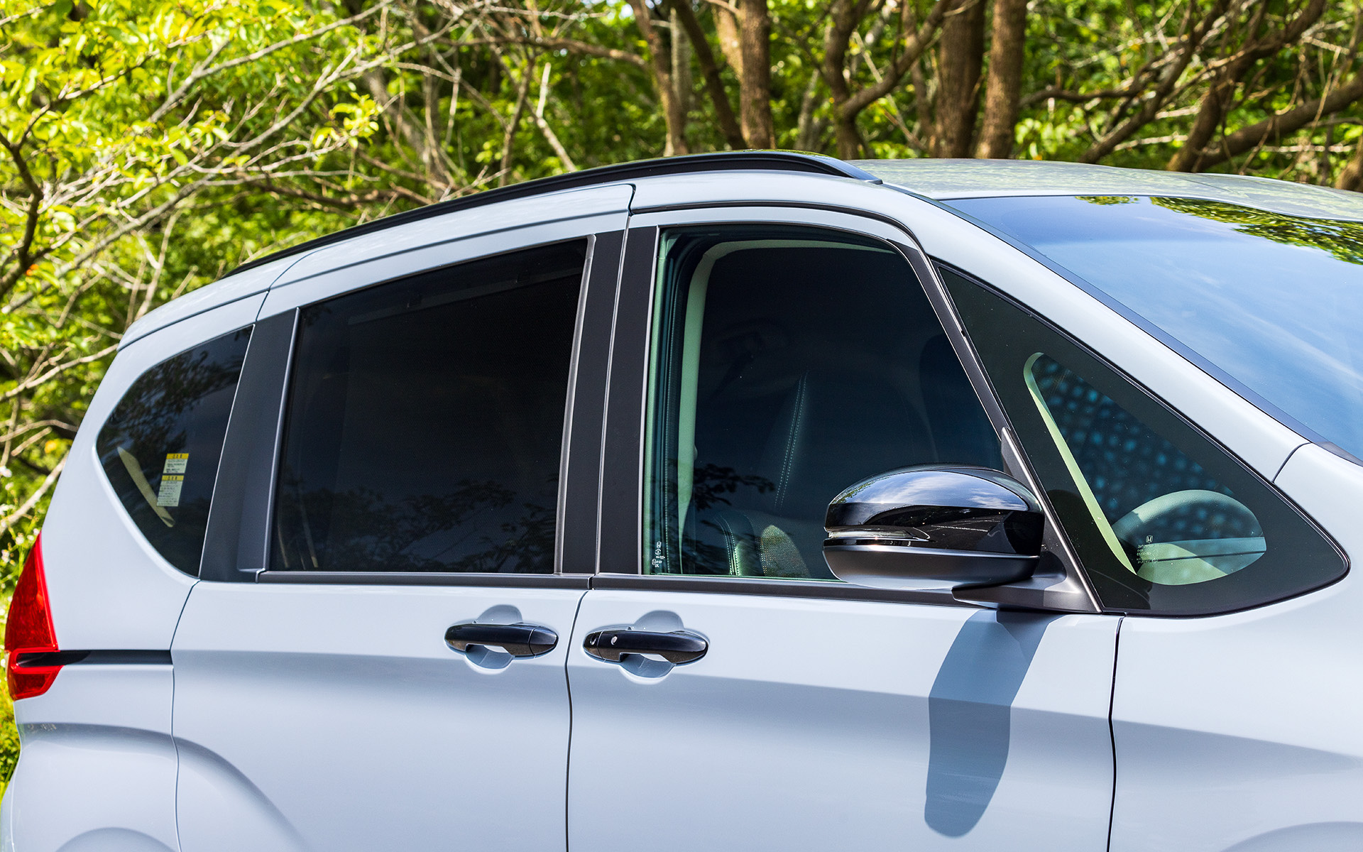 エクステリアではフロントグリルガーニッシュ、リアライセンスガーニッシュにブラッククロームメッキを採用したほか、クロスター専用デザインの15インチアルミホイールやドアミラー、アウタードアハンドル、ルーフレールなどをブラックで統一。さらにフロント・リアともにロアースポイラー、ロアーガーニッシュをガンメタリック塗装にすることでより引き締まった印象に仕上げた。クリアタイプのLEDハイマウント・ストップランプも装着