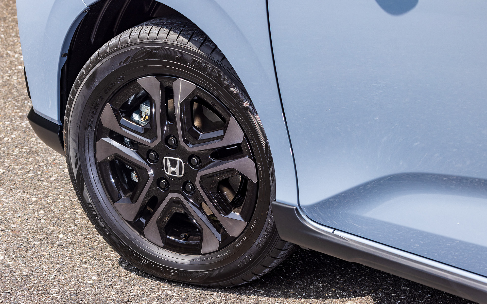 エクステリアではフロントグリルガーニッシュ、リアライセンスガーニッシュにブラッククロームメッキを採用したほか、クロスター専用デザインの15インチアルミホイールやドアミラー、アウタードアハンドル、ルーフレールなどをブラックで統一。さらにフロント・リアともにロアースポイラー、ロアーガーニッシュをガンメタリック塗装にすることでより引き締まった印象に仕上げた。クリアタイプのLEDハイマウント・ストップランプも装着