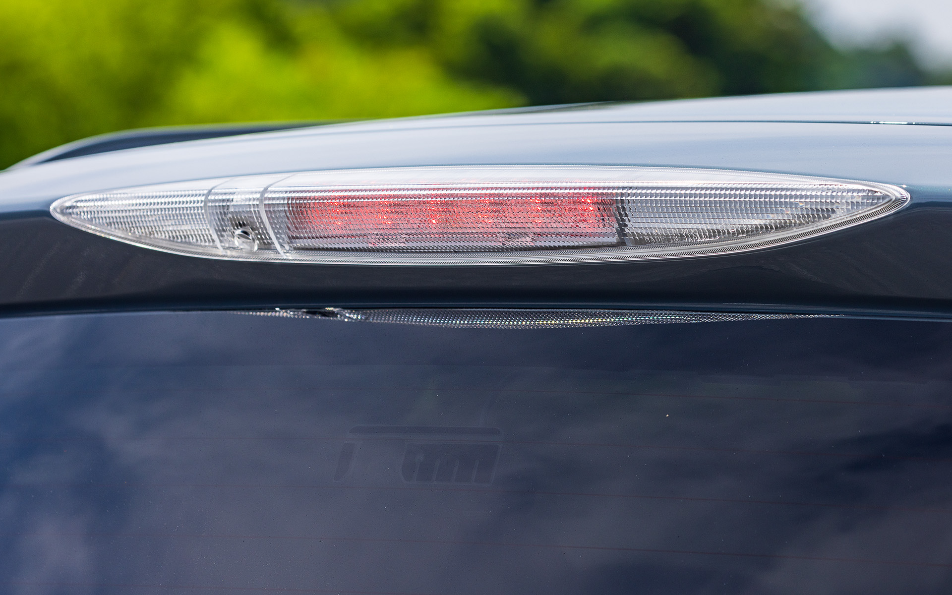 エクステリアではフロントグリルガーニッシュ、リアライセンスガーニッシュにブラッククロームメッキを採用したほか、クロスター専用デザインの15インチアルミホイールやドアミラー、アウタードアハンドル、ルーフレールなどをブラックで統一。さらにフロント・リアともにロアースポイラー、ロアーガーニッシュをガンメタリック塗装にすることでより引き締まった印象に仕上げた。クリアタイプのLEDハイマウント・ストップランプも装着