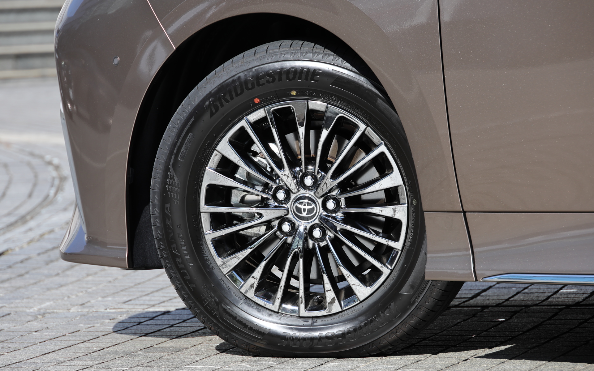 独特の乗り心地を生み出す因子となっている225/65R17＋ブリヂストン トランザ T005A ENLITEN