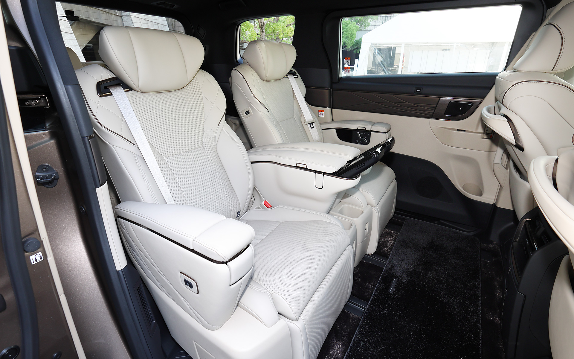 防振ゴムなどが採り入れられている2列目シート