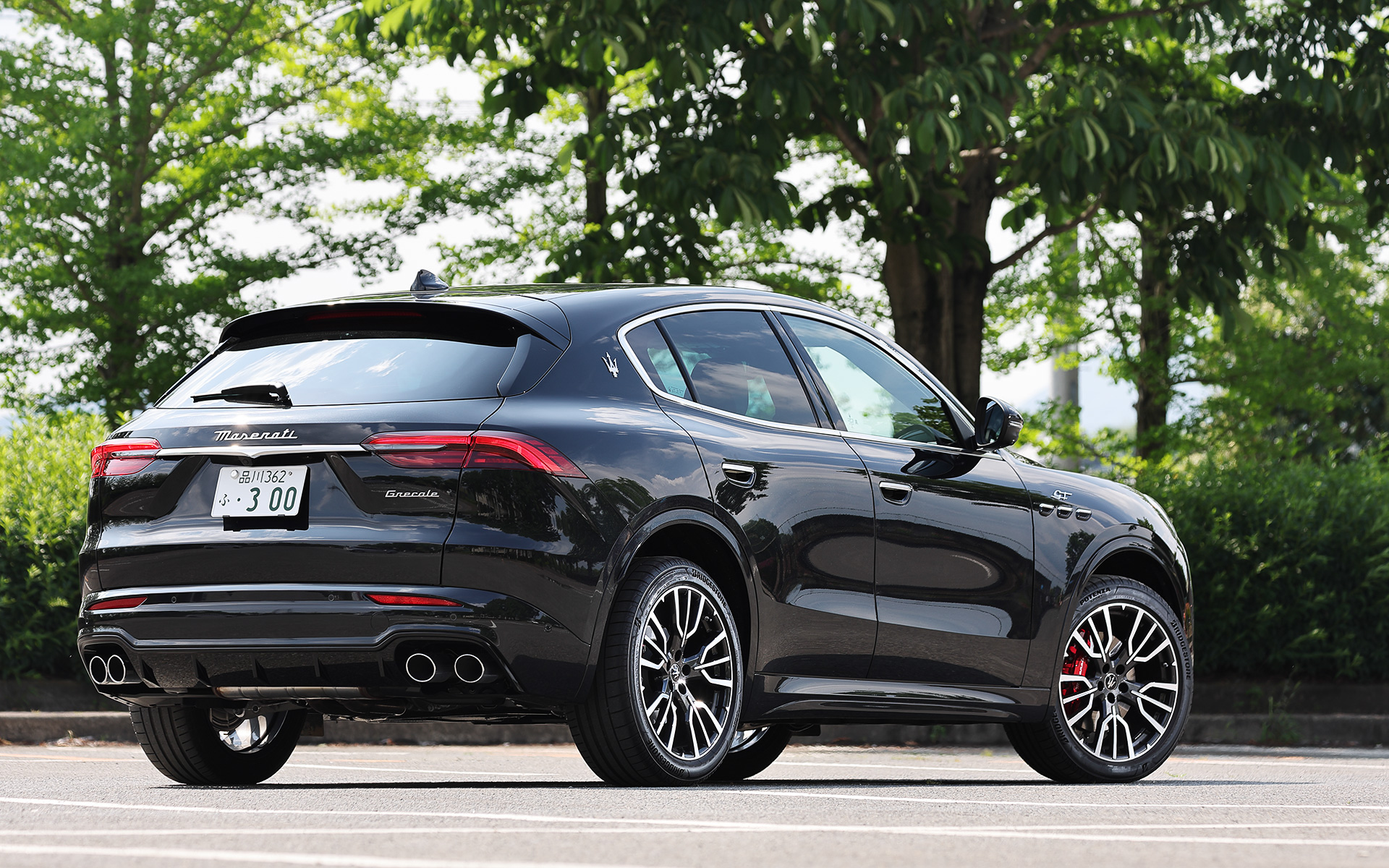 試乗車のグレードは「GT」（922万円）。フロントは低く堂々としたグリルが特徴で、リアにはジウジアーロがデザインした「3200GT」から着想を得たブーメラン型のテールライトが備わる。ボディサイズは4845×1950×1670mm（全長×全幅×全高）、ホイールベースは2900mm