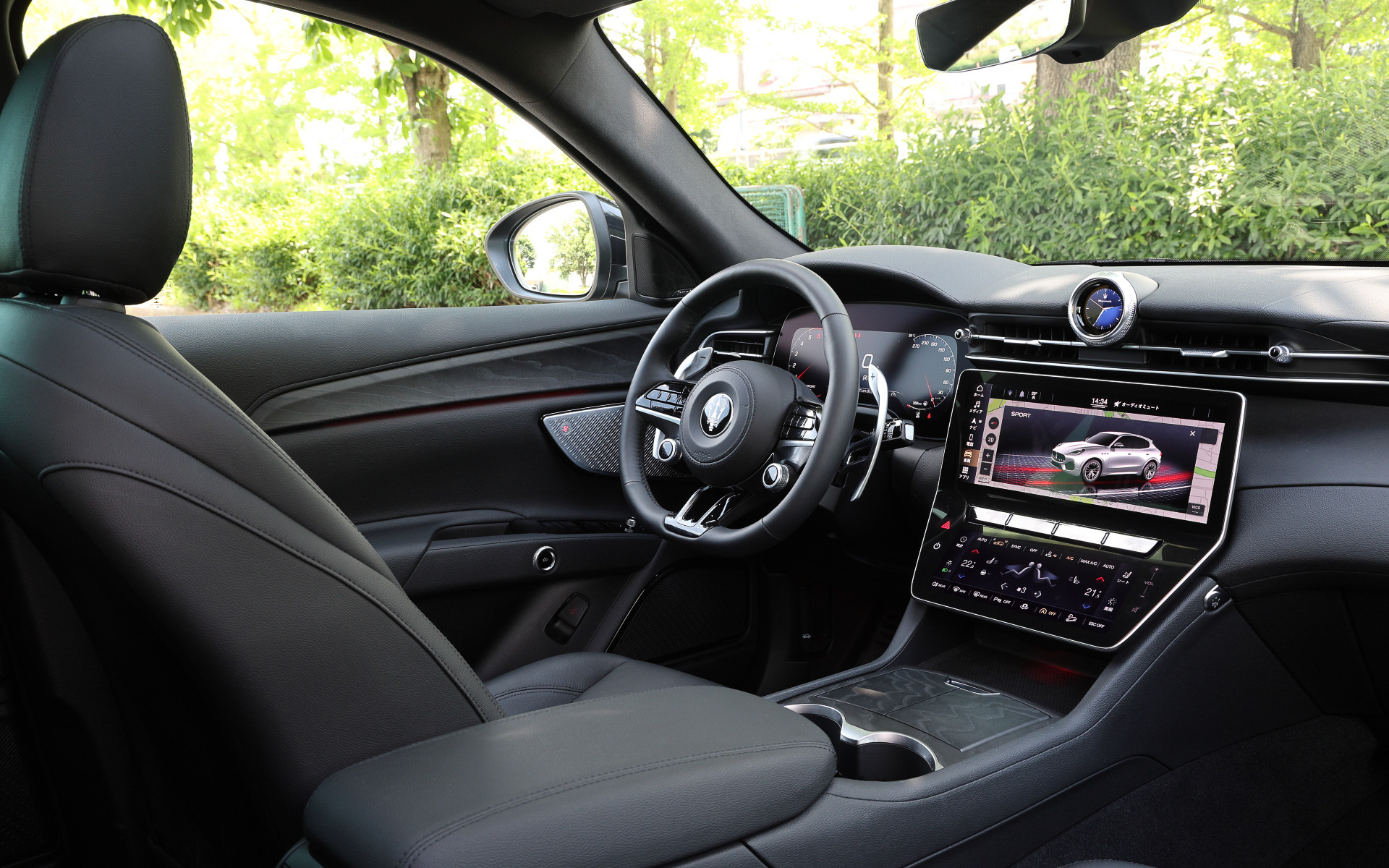 インテリアではマセラティ伝統の時計盤を採用するとともに、マセラティ史上最大の12.3インチの大型センタースクリーン、そのほかのコントロール用の8.8インチディスプレイ、リアシート専用の3番目のディスプレイからもテクノロジーをコントロール可能とした