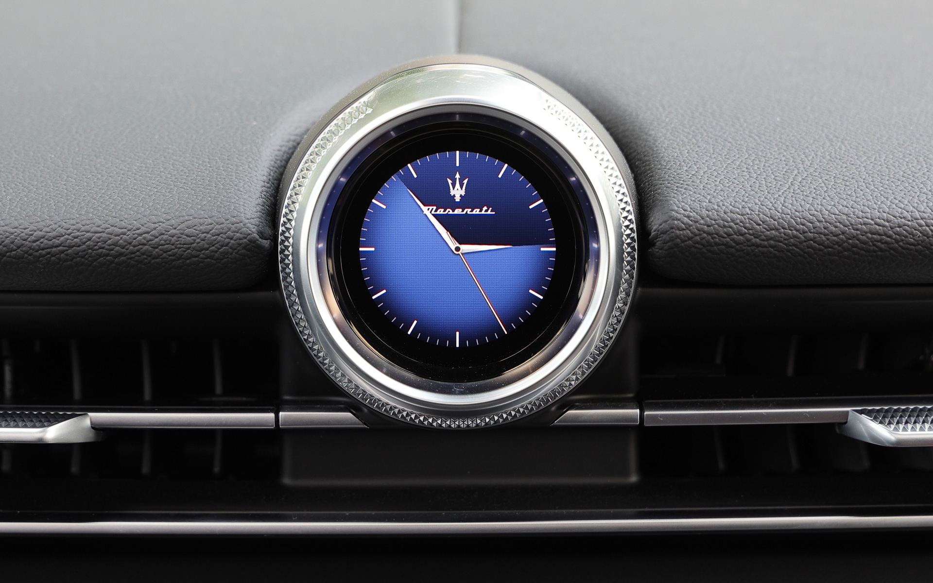 インテリアではマセラティ伝統の時計盤を採用するとともに、マセラティ史上最大の12.3インチの大型センタースクリーン、そのほかのコントロール用の8.8インチディスプレイ、リアシート専用の3番目のディスプレイからもテクノロジーをコントロール可能とした