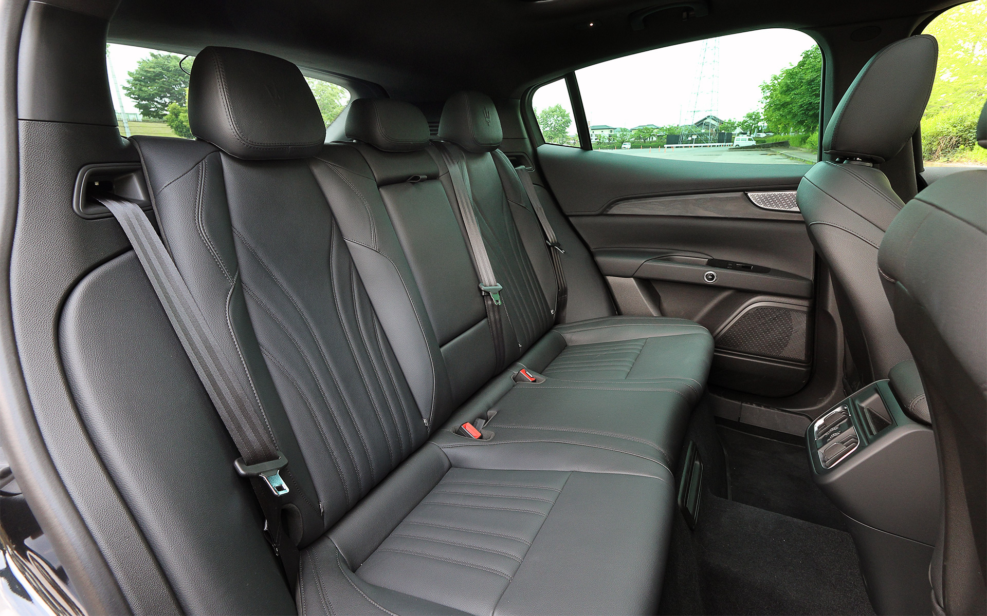 インテリアではマセラティ伝統の時計盤を採用するとともに、マセラティ史上最大の12.3インチの大型センタースクリーン、そのほかのコントロール用の8.8インチディスプレイ、リアシート専用の3番目のディスプレイからもテクノロジーをコントロール可能とした