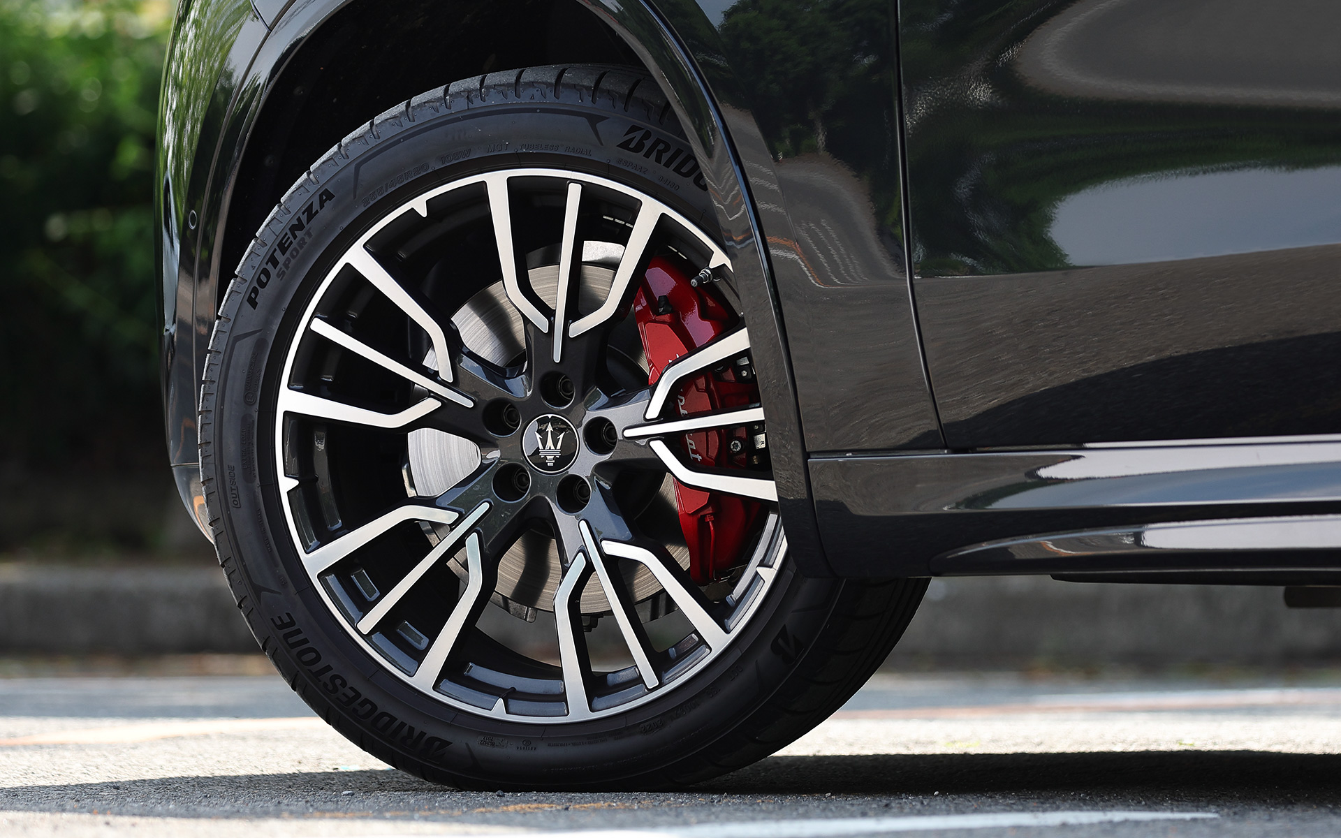 装着タイヤはブリヂストン「ポテンザ スポーツ」（255/45R20）。ブレーキキャリパーは4ピストンのブレンボ製