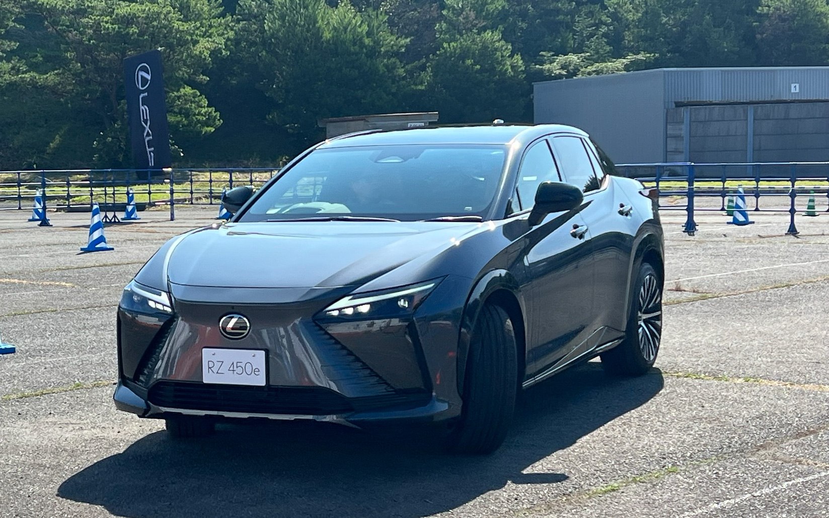 レクサスが開発中のステアバイワイヤシステム搭載「RZ プロトタイプ」